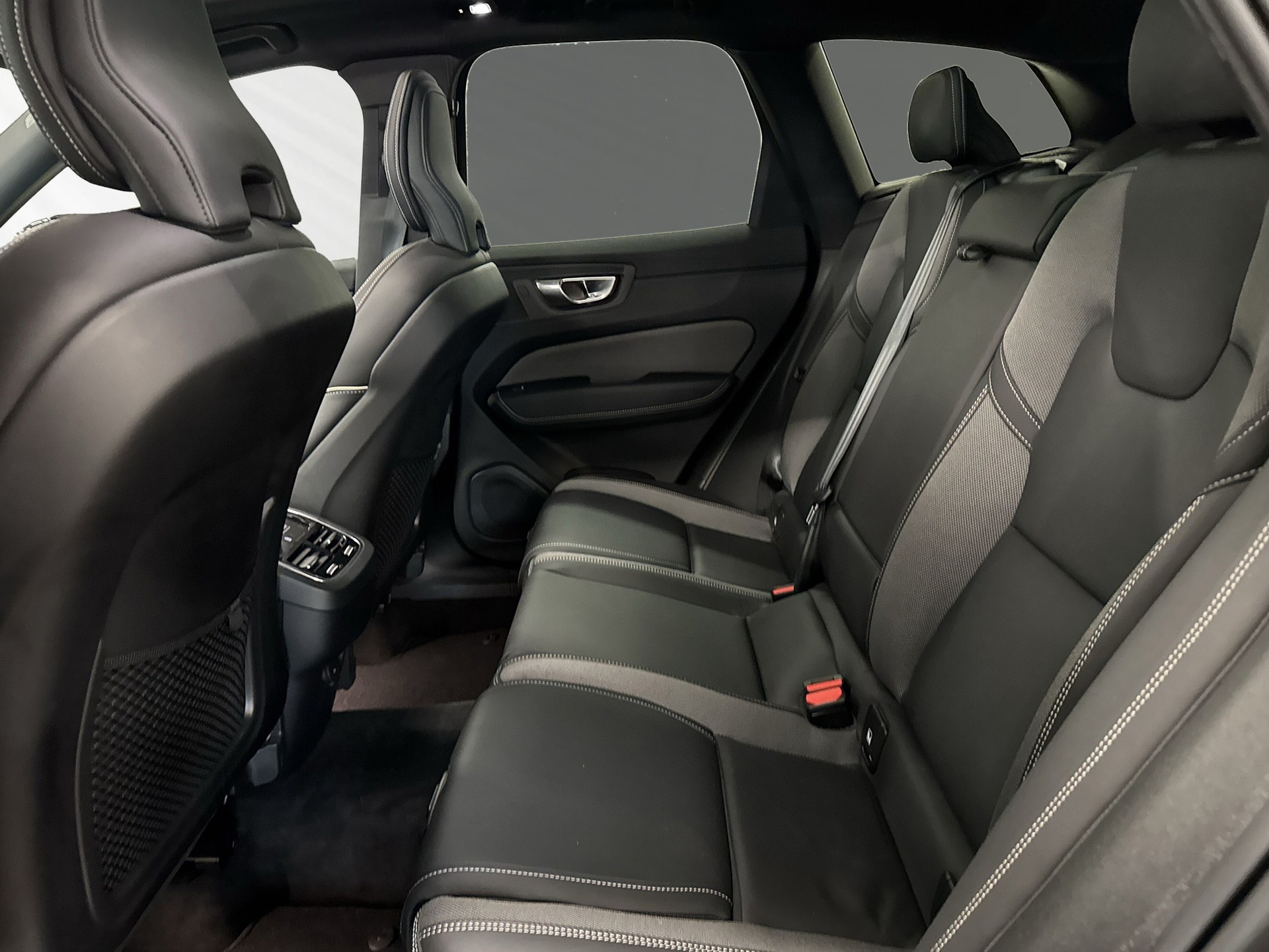 VOLVO XC60 B5 Diesel Mild Hybrid AWD Ultimate Bright Geartronic-image-6