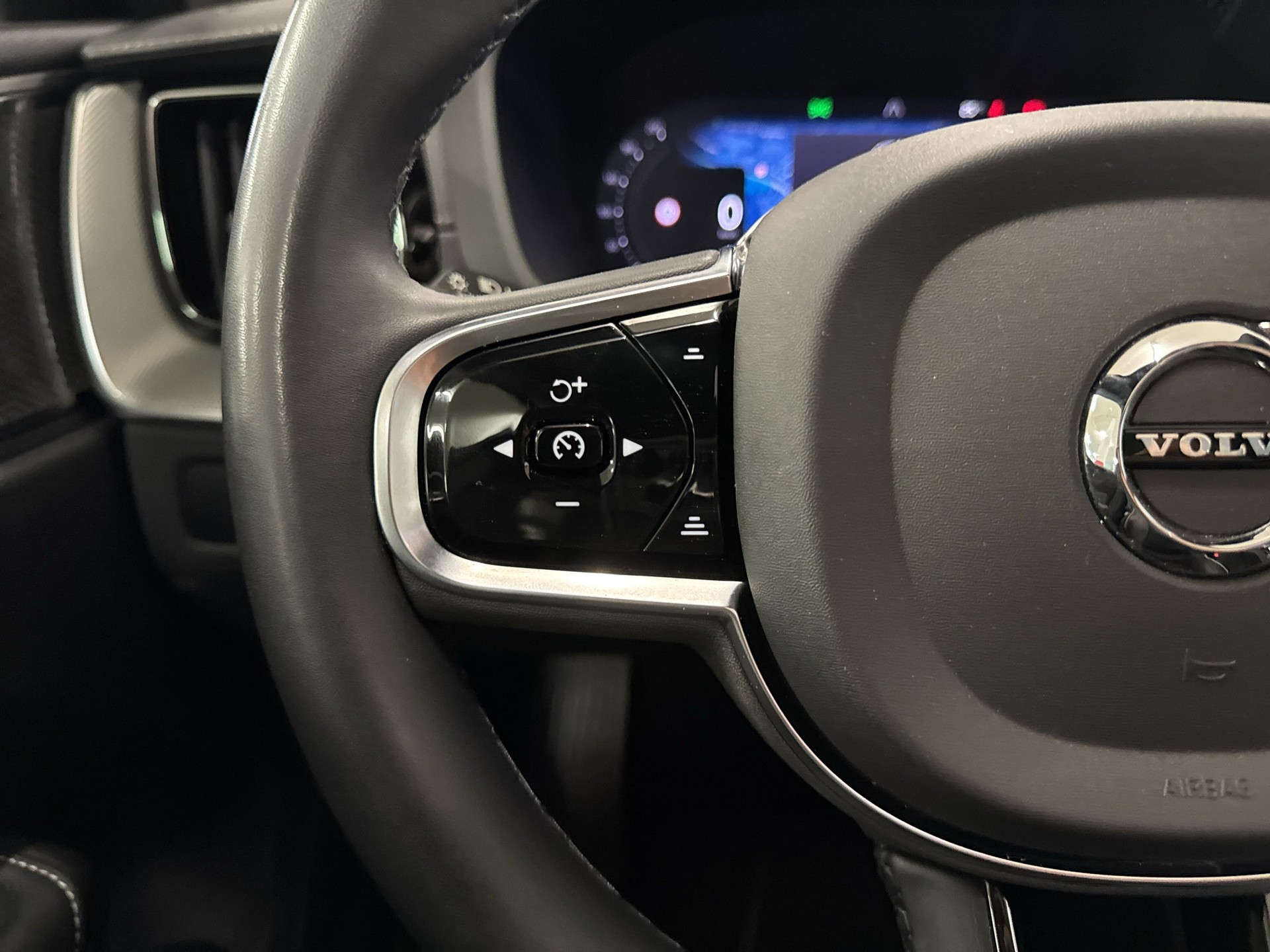 VOLVO XC60 B5 Diesel Mild Hybrid AWD Ultimate Bright Geartronic-image-14
