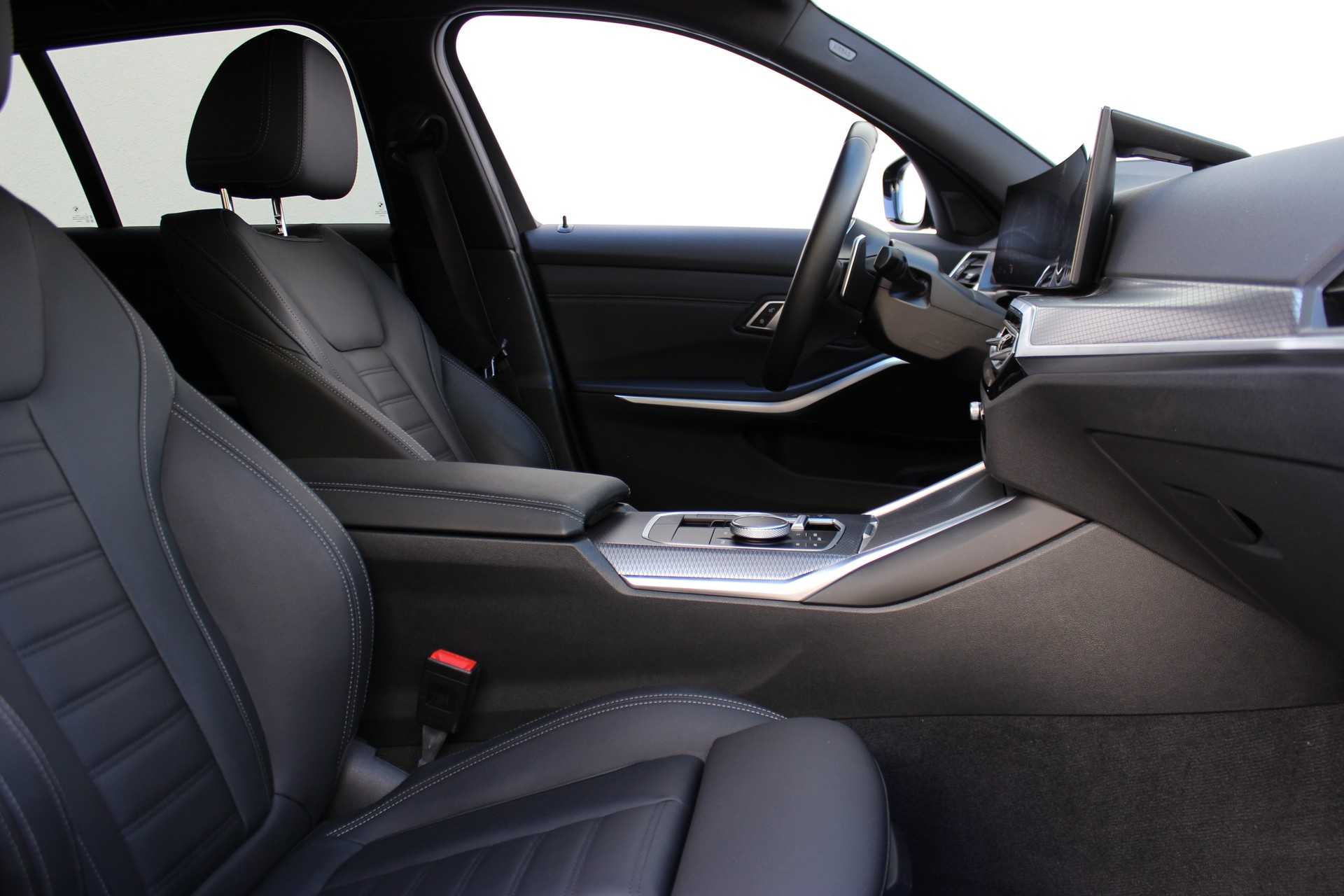 BMW 330d xDrive 48V Touring M Sport *ANHÄNGERKUPPLUNG*-image-17