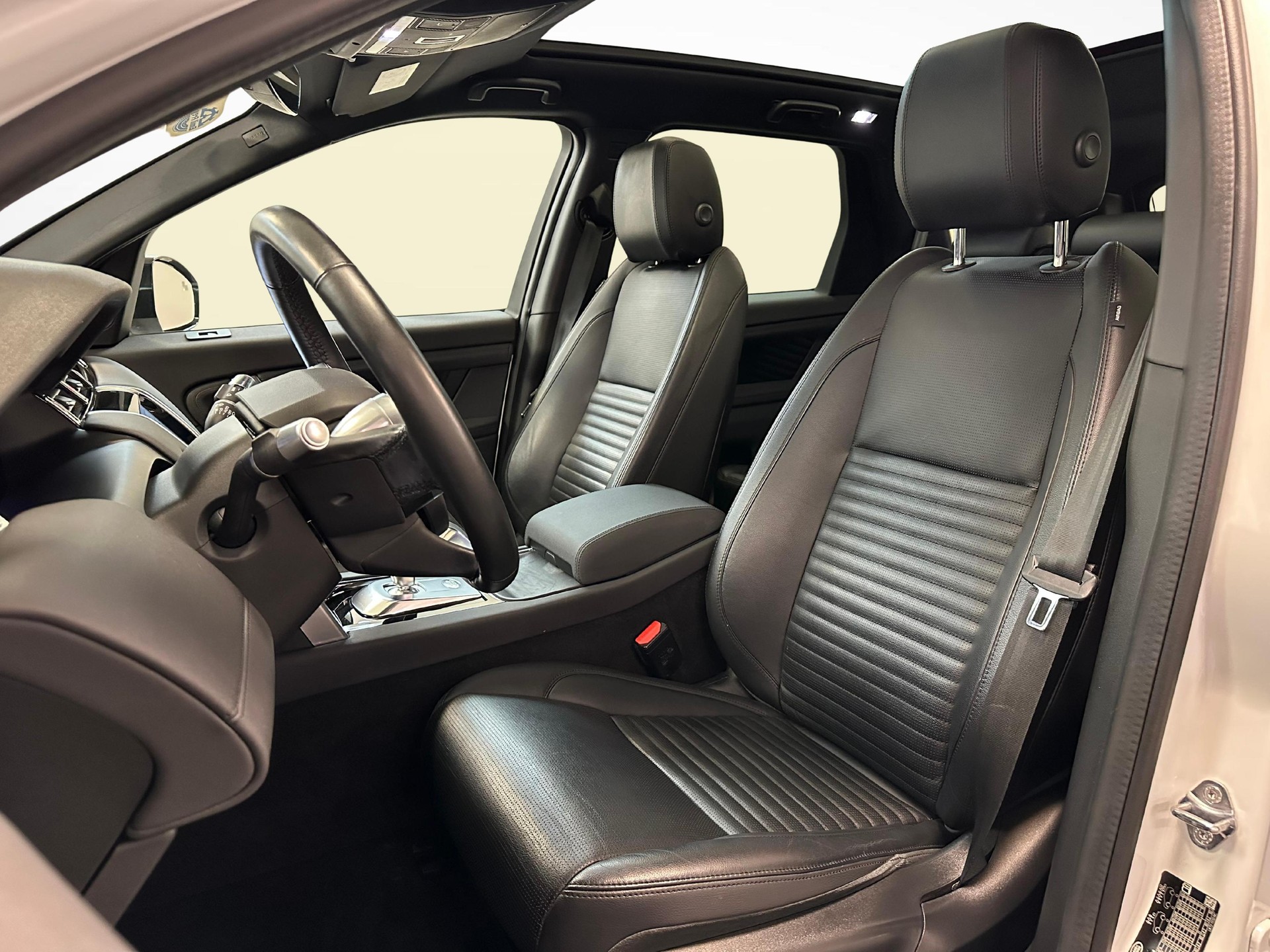 LAND ROVER Discovery Sport 2.0 TD4 180 SE-image-4