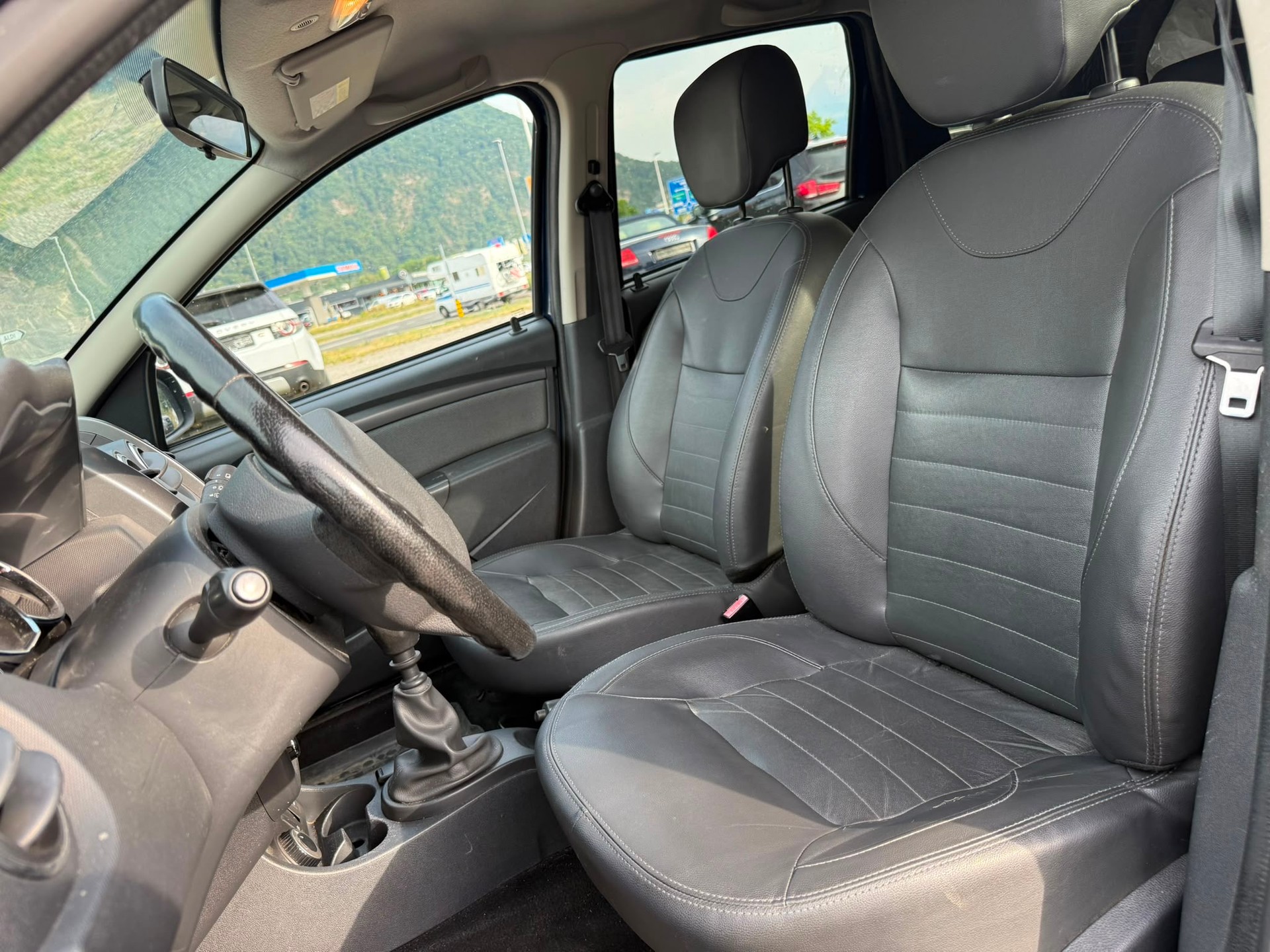 DACIA Duster 1.2 T Lauréate 4x4-image-9