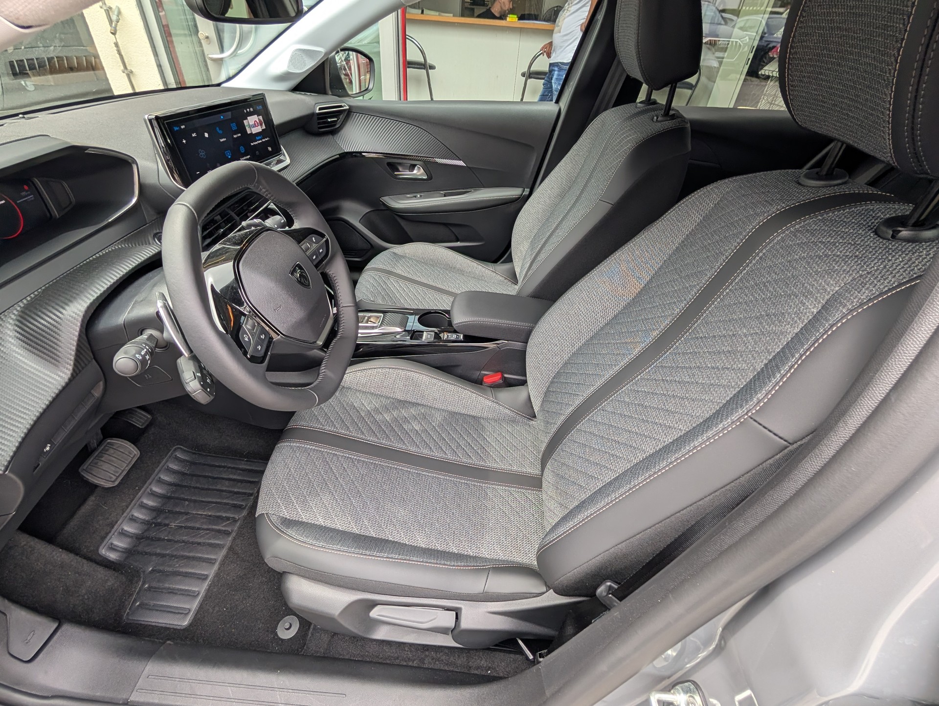 PEUGEOT 208 1.2 MHEV 110 Allure Premium-image-14