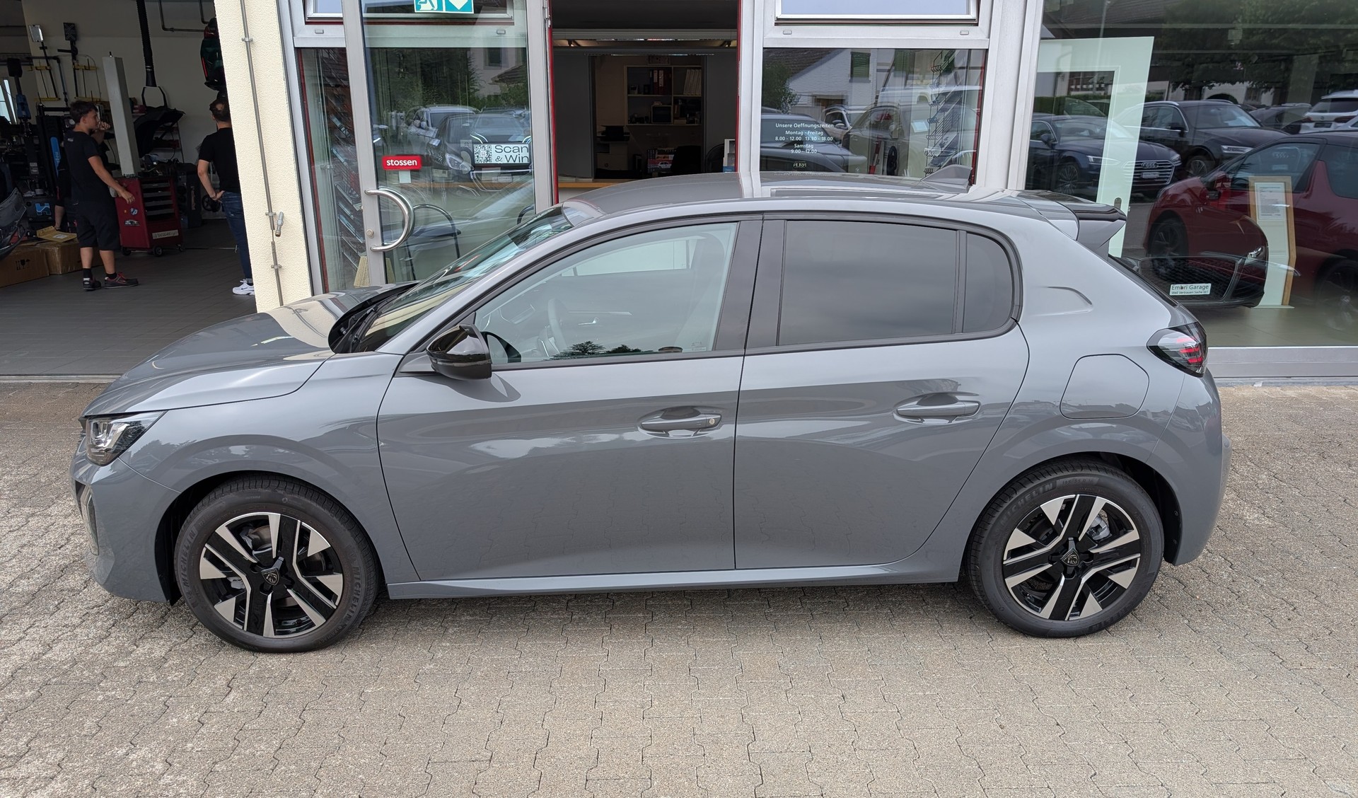 PEUGEOT 208 1.2 MHEV 110 Allure Premium-image-3