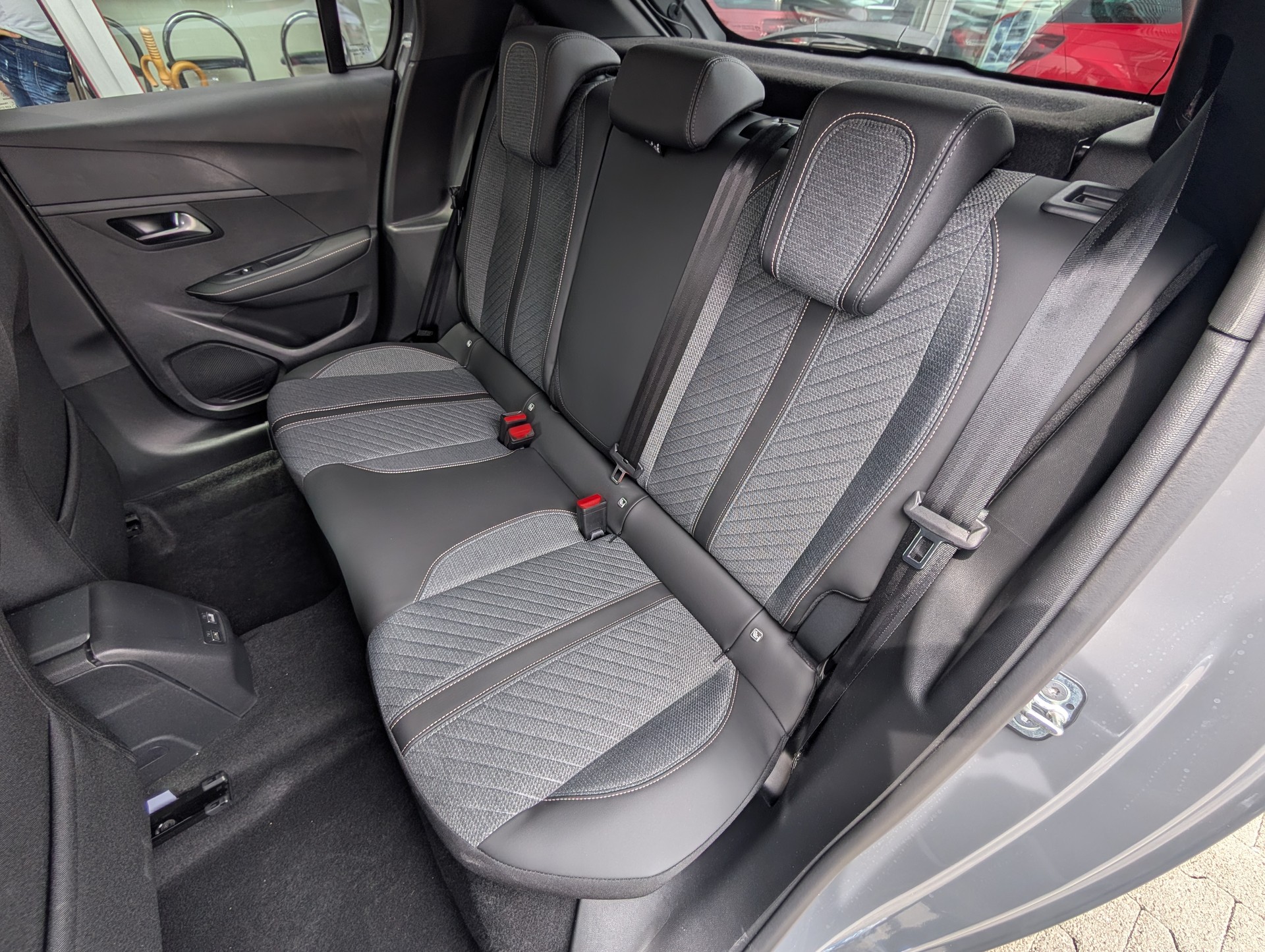 PEUGEOT 208 1.2 MHEV 110 Allure Premium-image-9