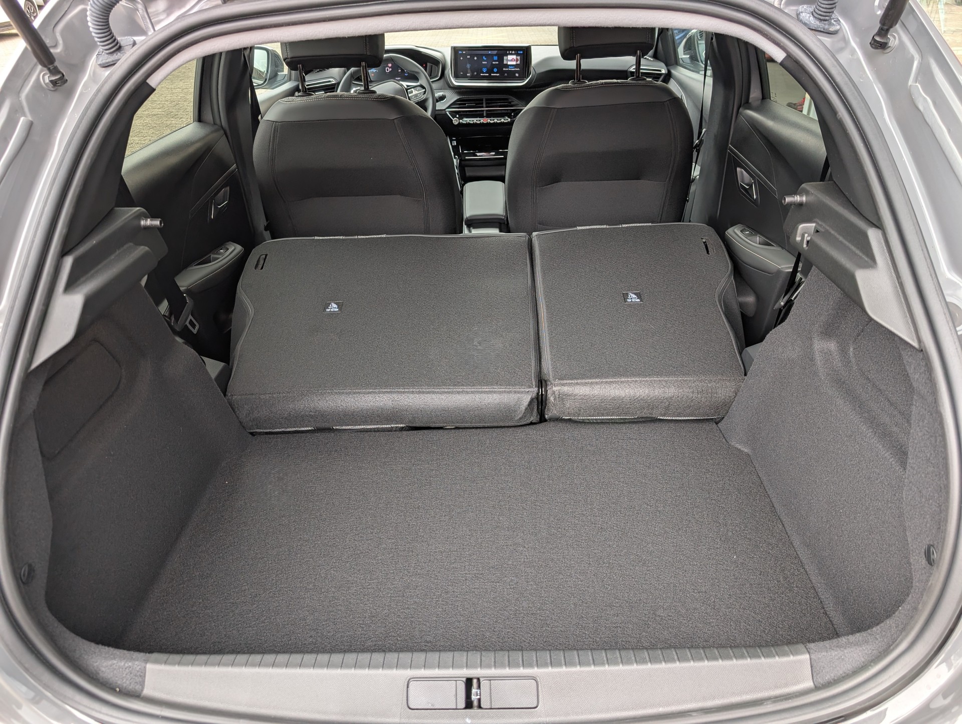 PEUGEOT 208 1.2 MHEV 110 Allure Premium-image-8