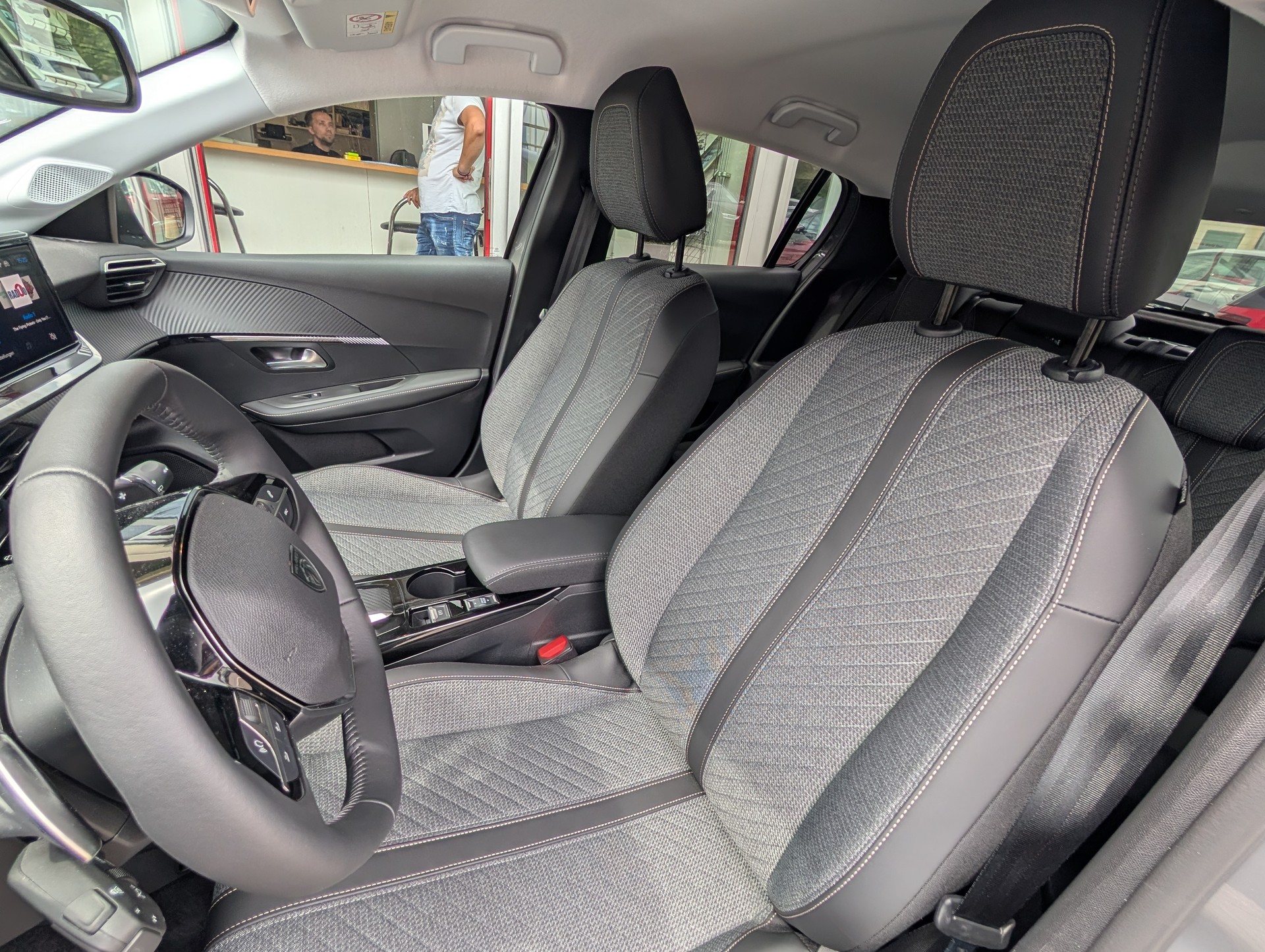 PEUGEOT 208 1.2 MHEV 110 Allure Premium-image-13