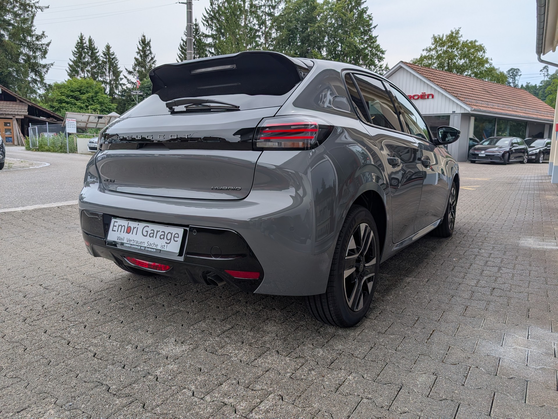 PEUGEOT 208 1.2 MHEV 110 Allure Premium-image-6
