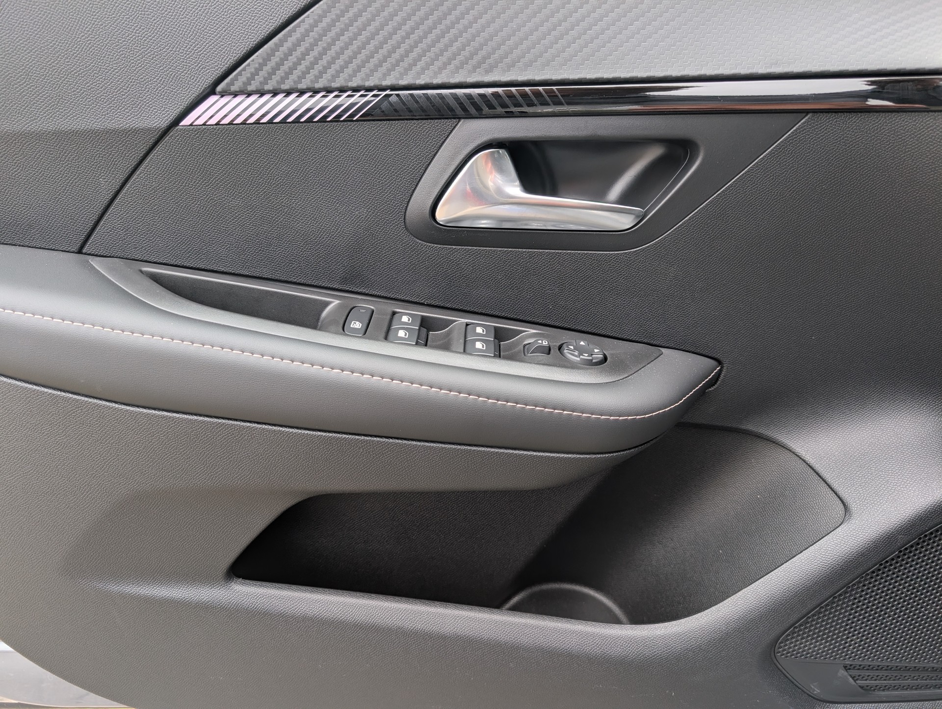 PEUGEOT 208 1.2 MHEV 110 Allure Premium-image-15