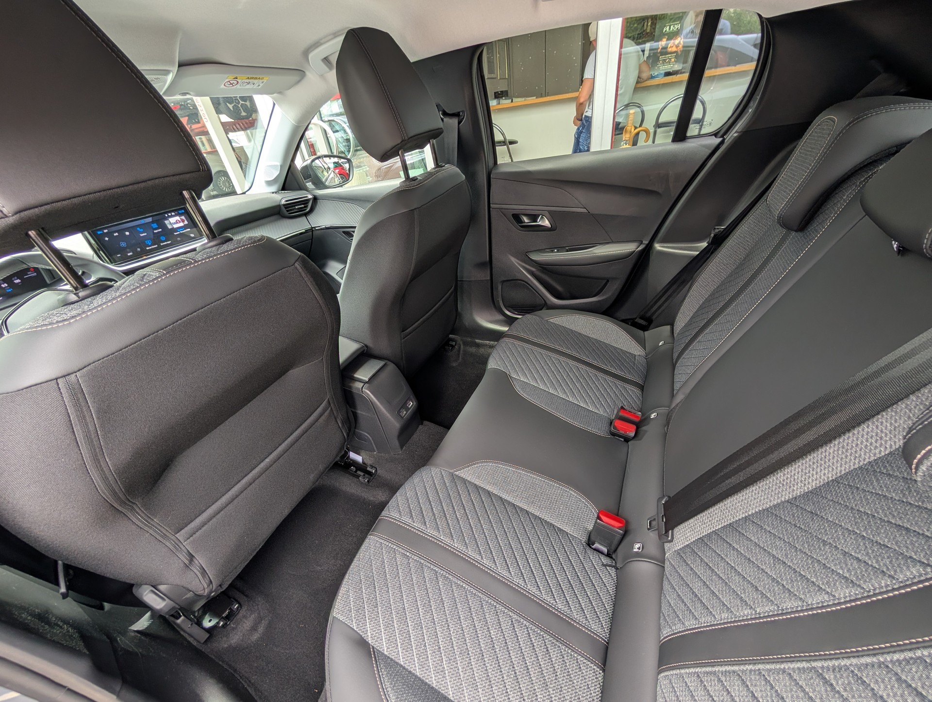 PEUGEOT 208 1.2 MHEV 110 Allure Premium-image-10