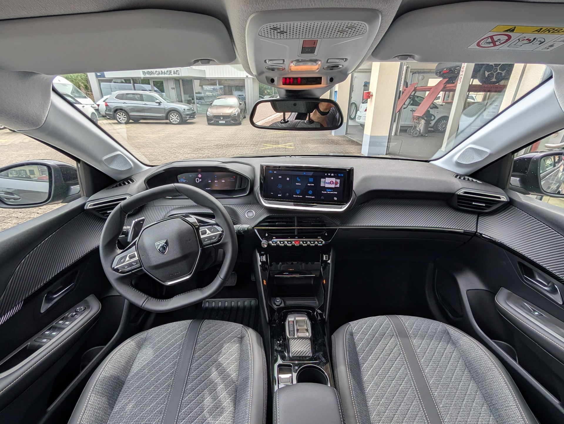 PEUGEOT 208 1.2 MHEV 110 Allure Premium-image-11