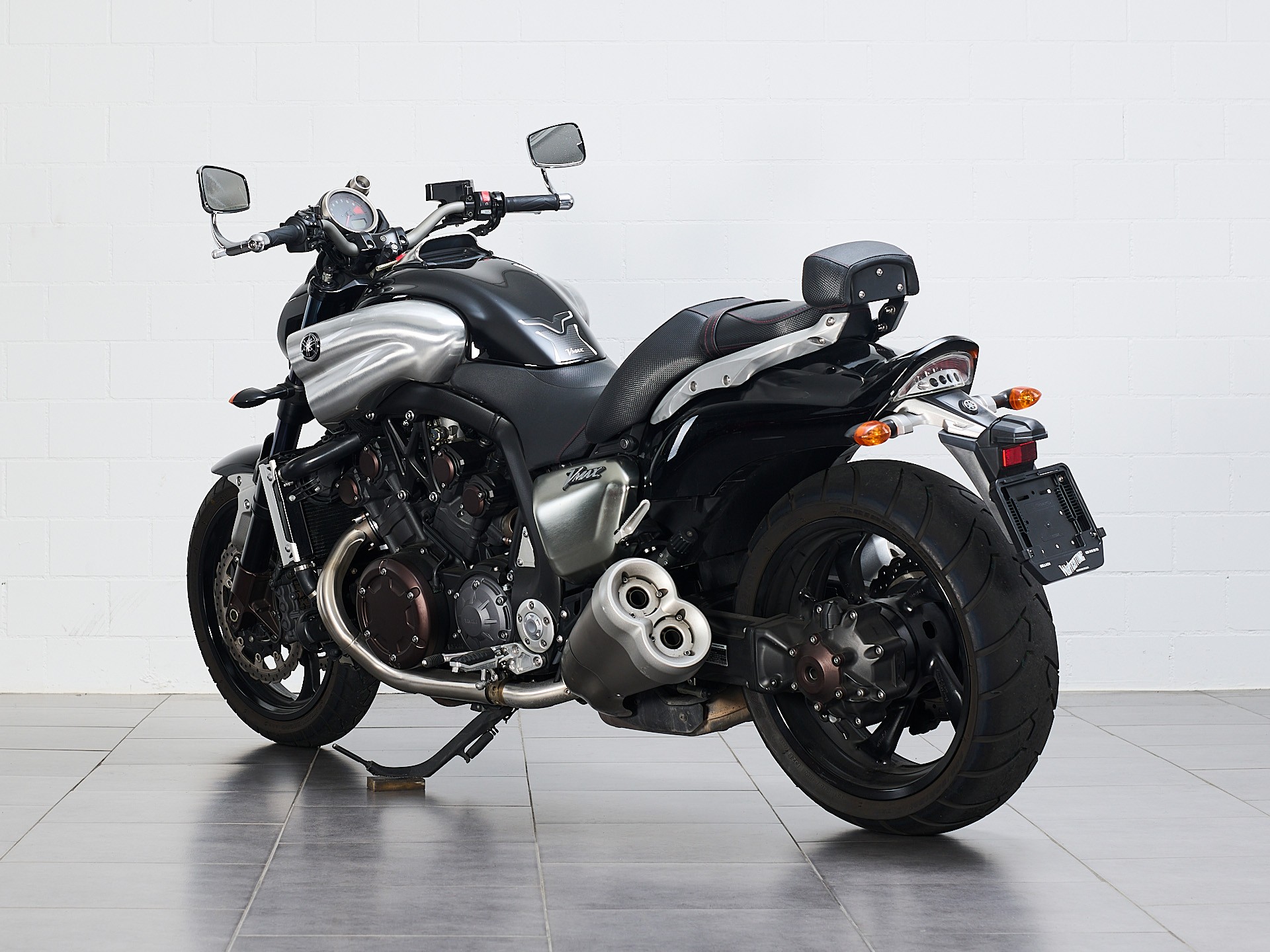 YAMAHA V-MAX-showroom-element-3