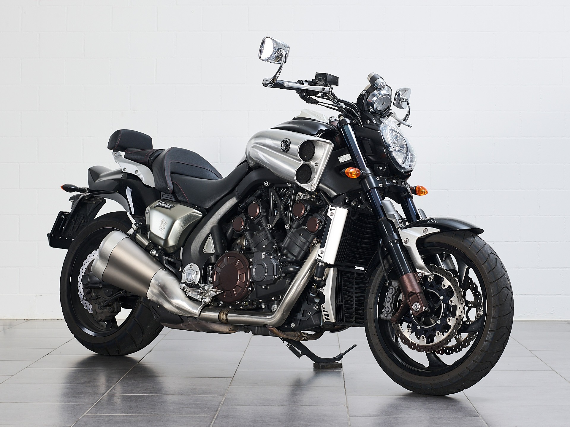 YAMAHA V-MAX-showroom-element-1