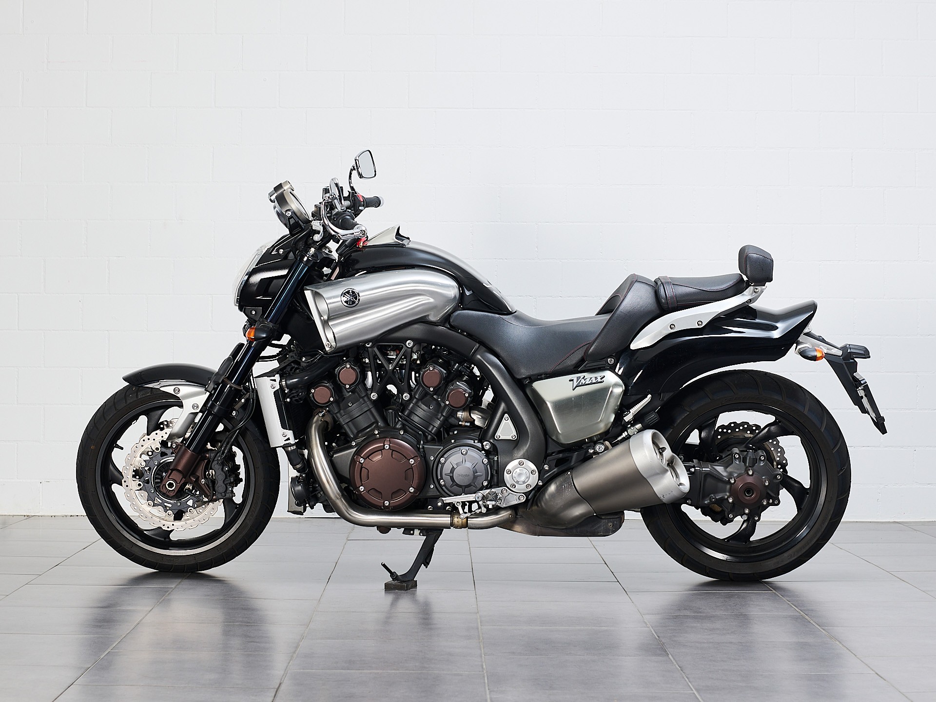 YAMAHA V-MAX-showroom-element-2