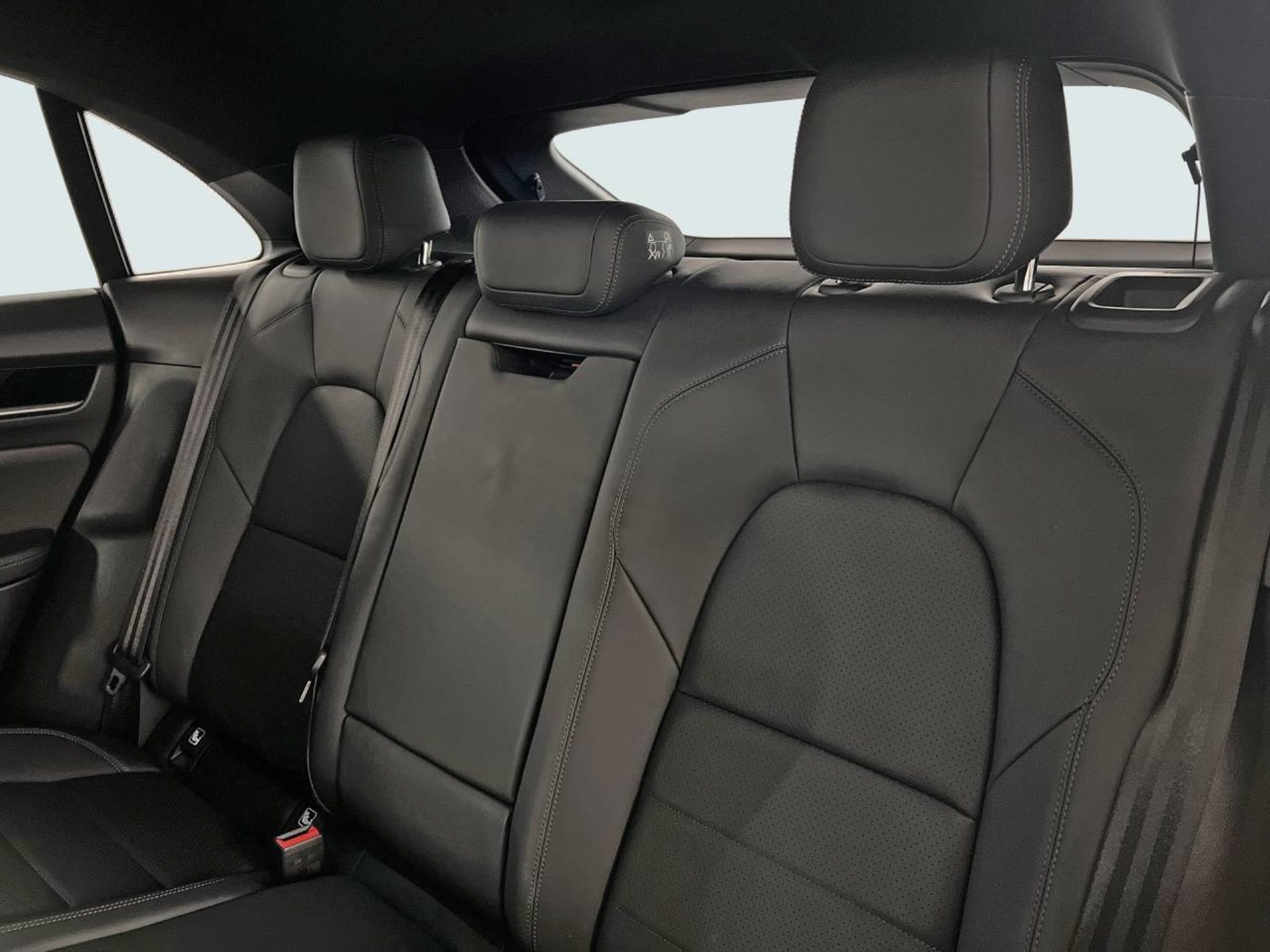 PORSCHE Macan 4-image-24