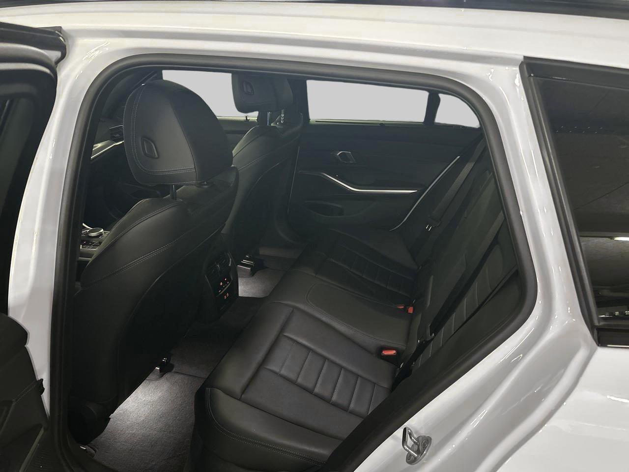 BMW 320d xDrive Touring M Sport-image-14