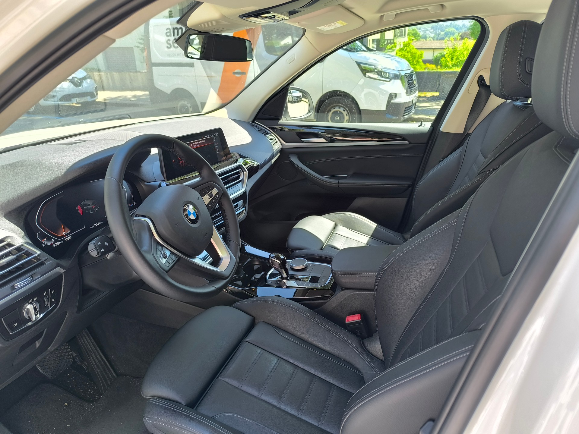 BMW 30i xDrive-image-4