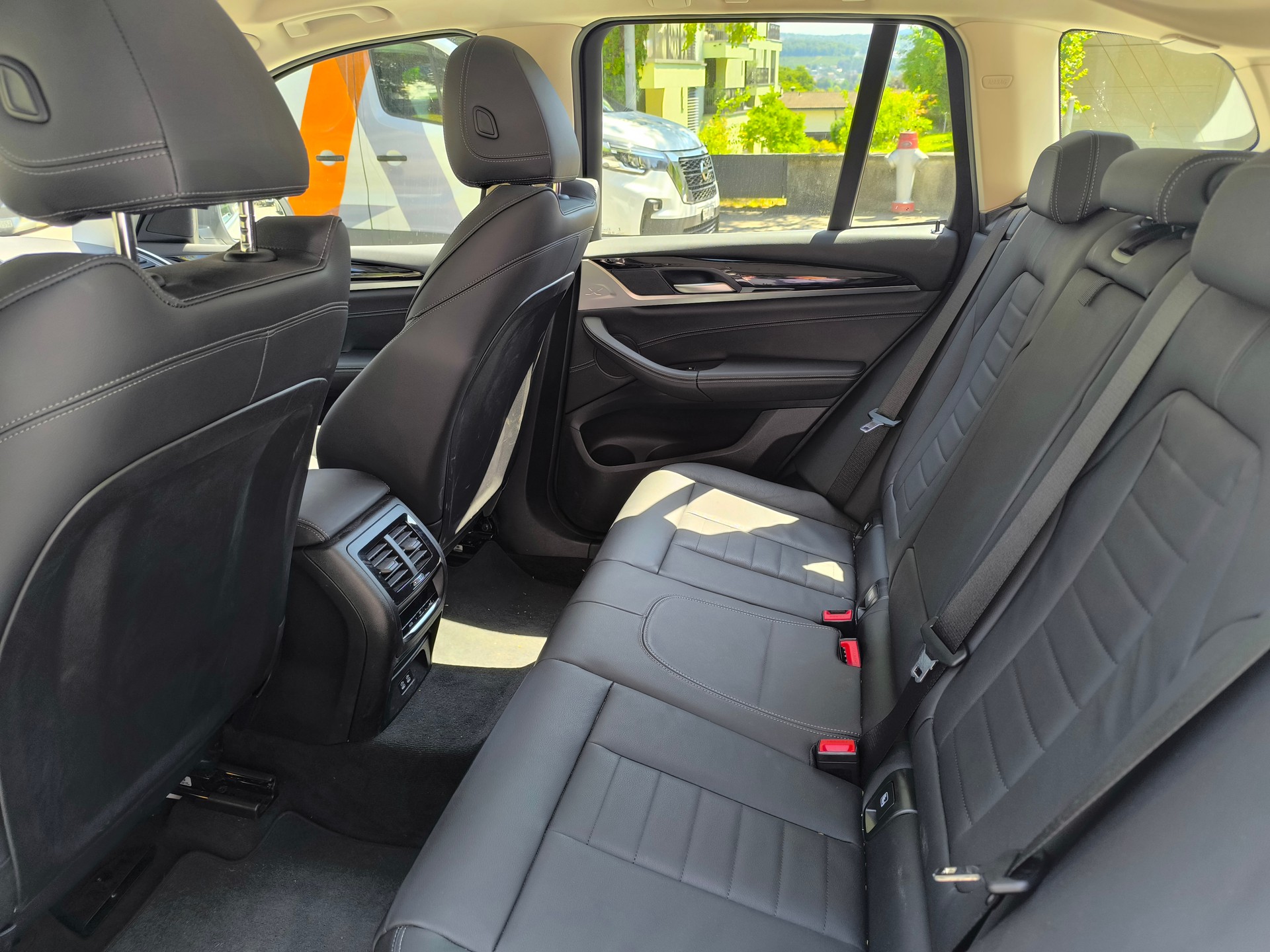 BMW 30i xDrive-image-3