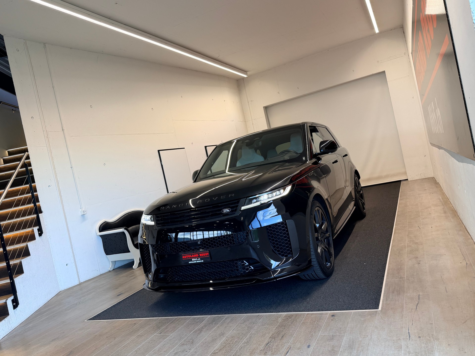 LAND ROVER Range Rover Sport P635 4.4 V8 SV Edition One-image-2