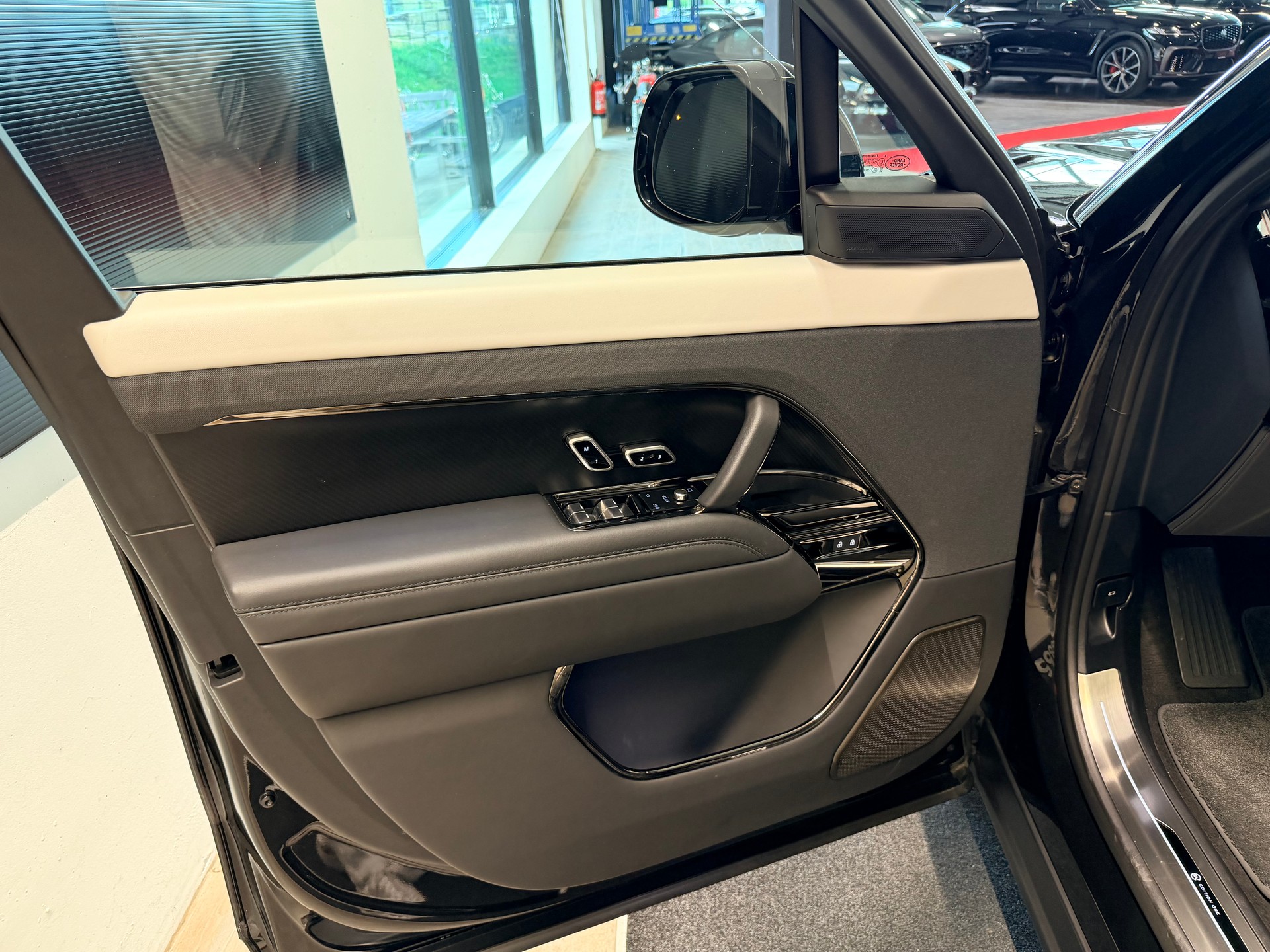 LAND ROVER Range Rover Sport P635 4.4 V8 SV Edition One-image-13