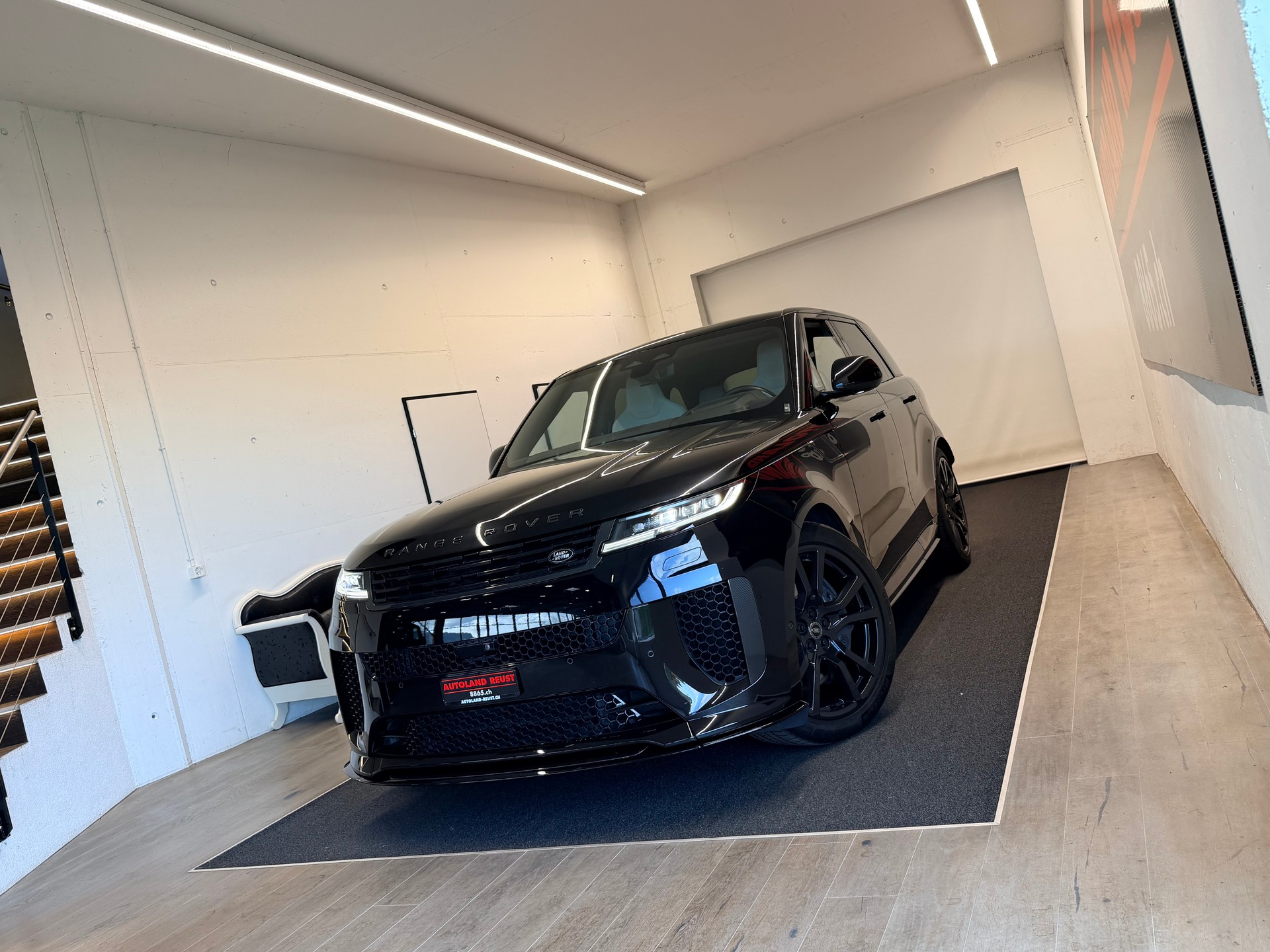LAND ROVER Range Rover Sport P635 4.4 V8 SV Edition One-image-4