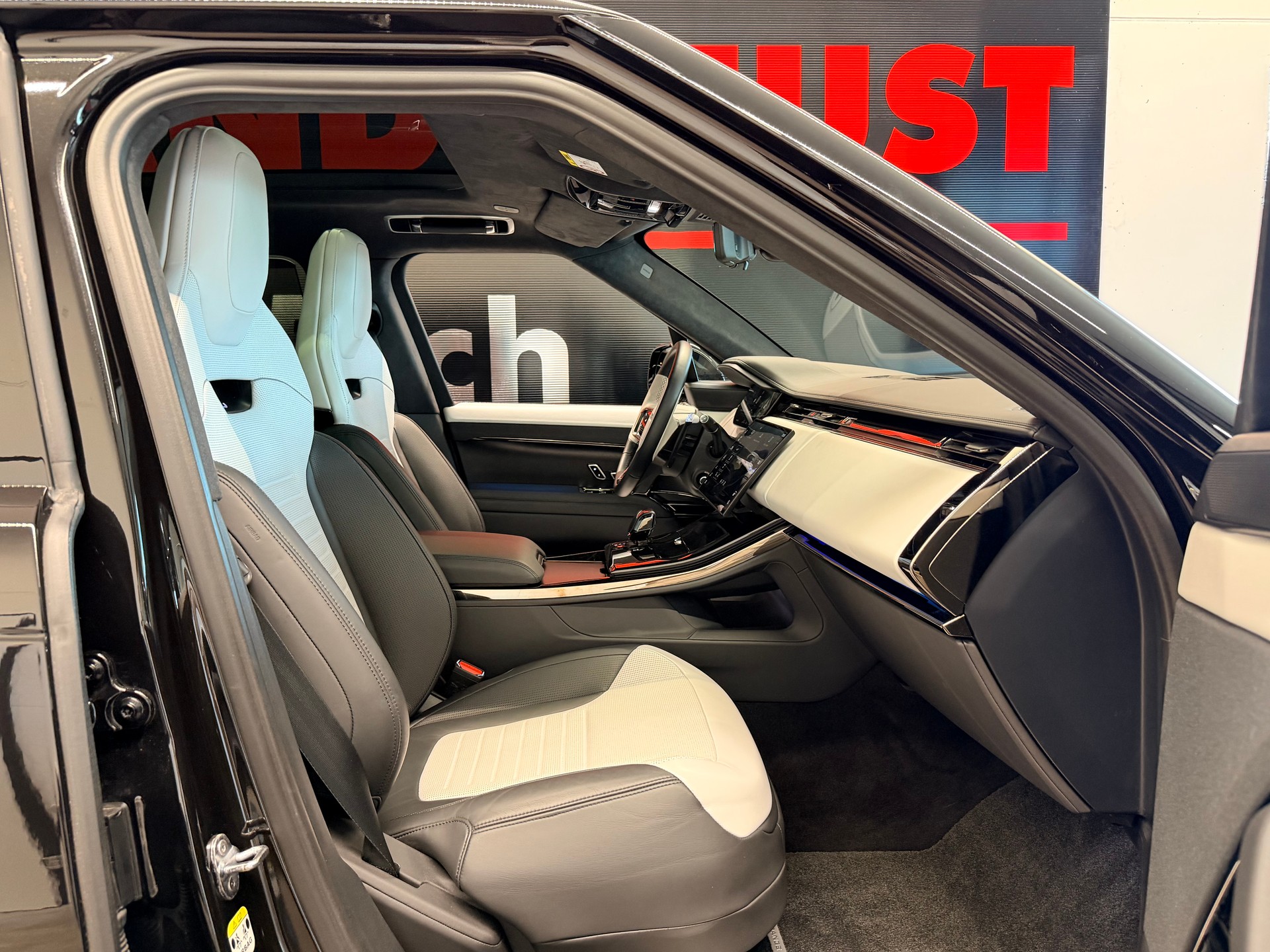 LAND ROVER Range Rover Sport P635 4.4 V8 SV Edition One-image-23
