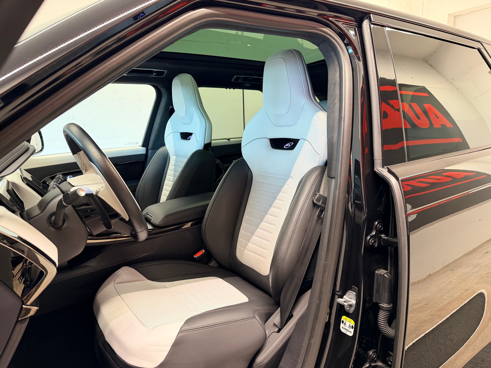 LAND ROVER Range Rover Sport P635 4.4 V8 SV Edition One-image-15