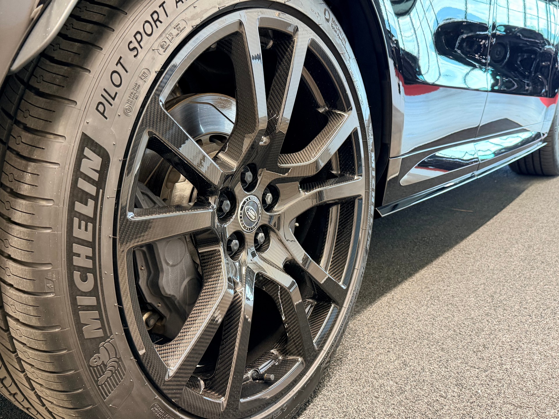 LAND ROVER Range Rover Sport P635 4.4 V8 SV Edition One-image-7