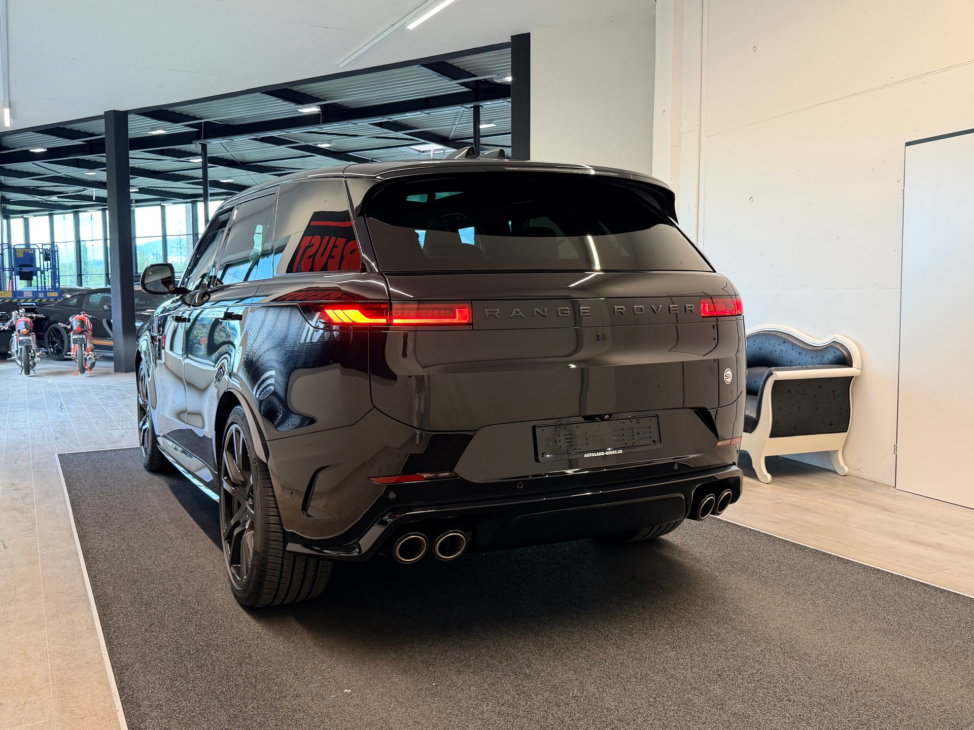 LAND ROVER Range Rover Sport P635 4.4 V8 SV Edition One-image-9