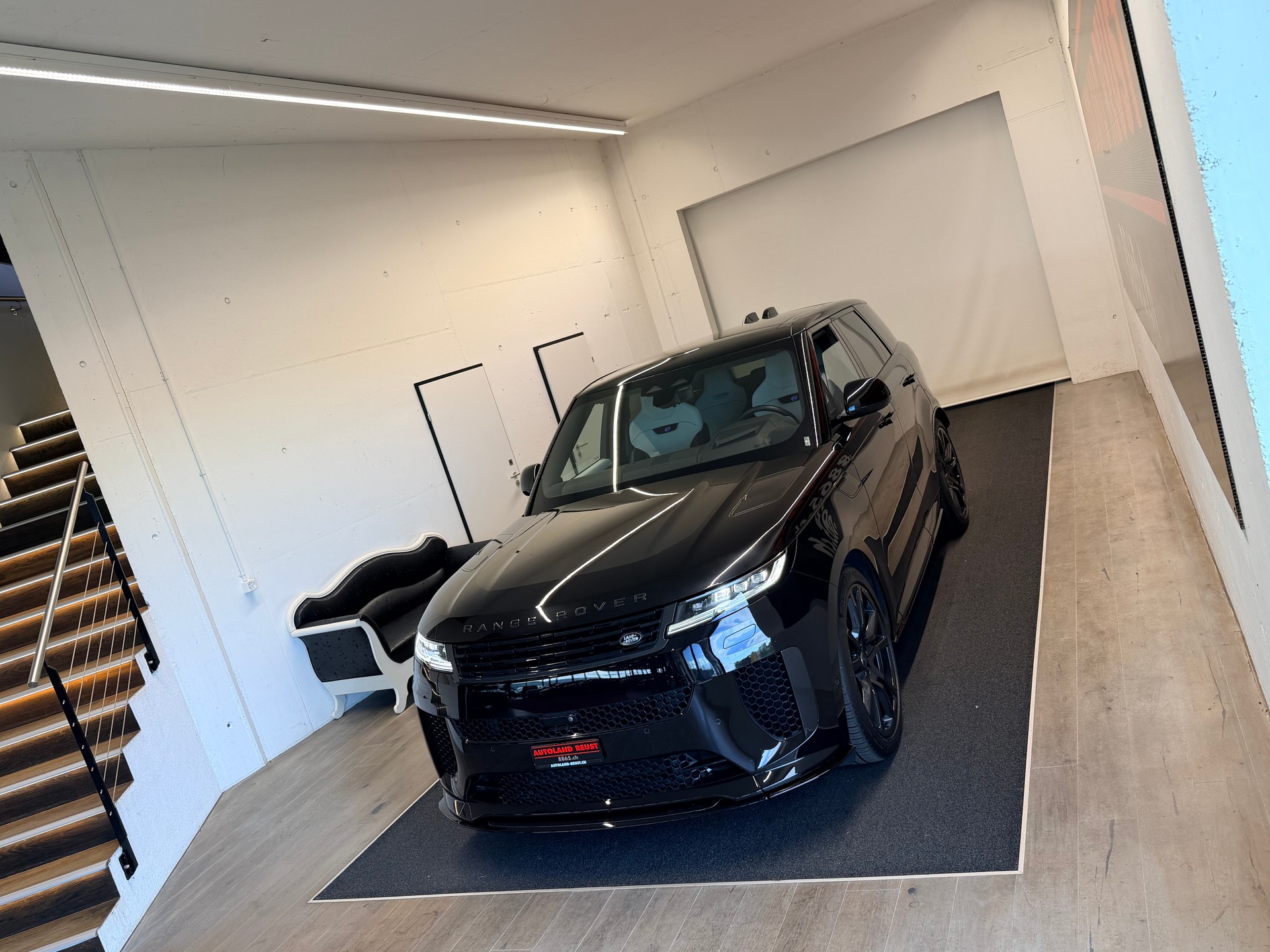 LAND ROVER Range Rover Sport P635 4.4 V8 SV Edition One-image-3