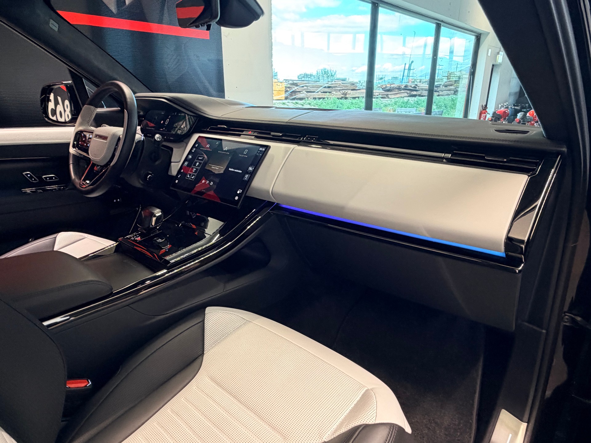 LAND ROVER Range Rover Sport P635 4.4 V8 SV Edition One-image-21