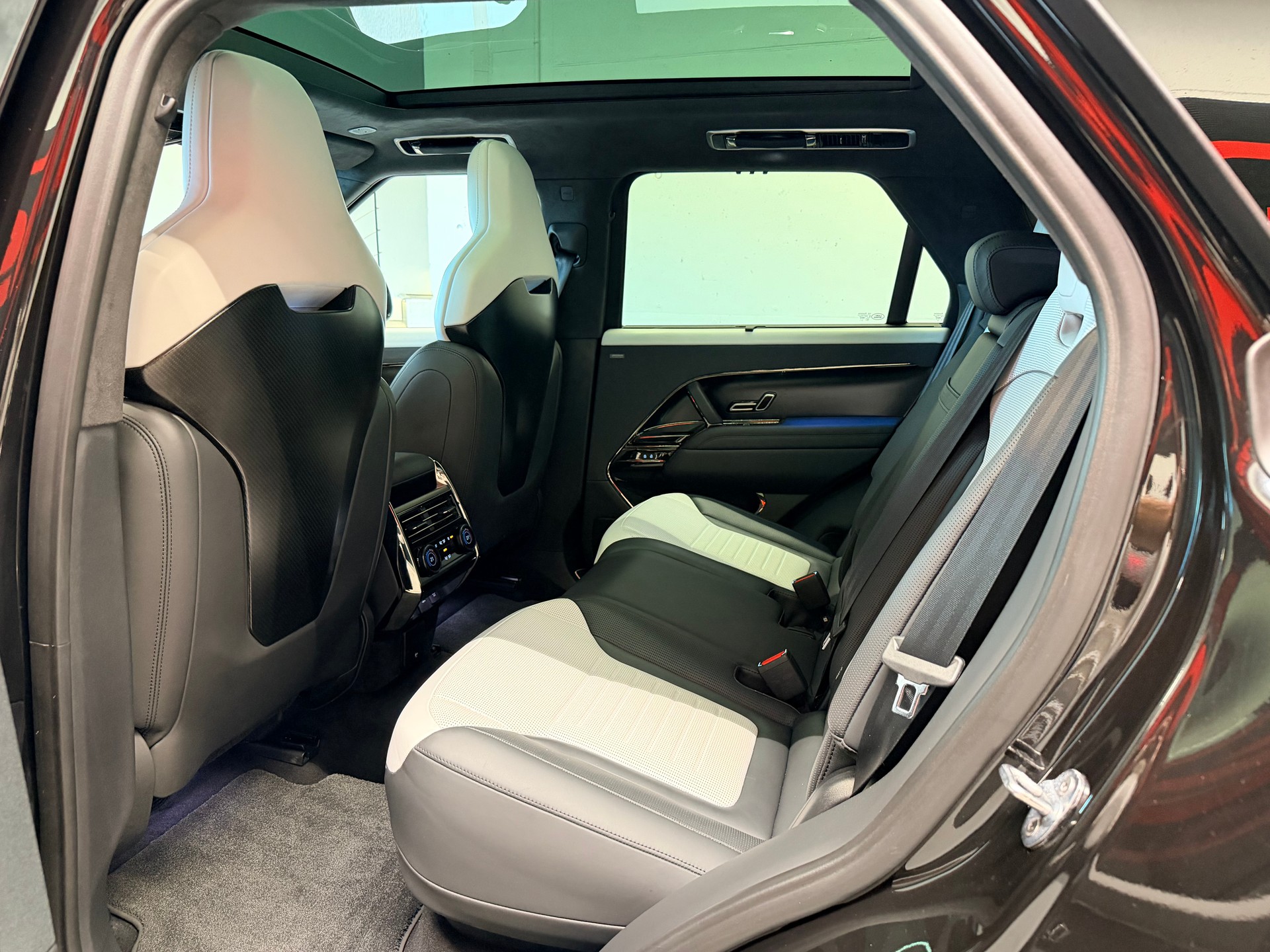 LAND ROVER Range Rover Sport P635 4.4 V8 SV Edition One-image-16