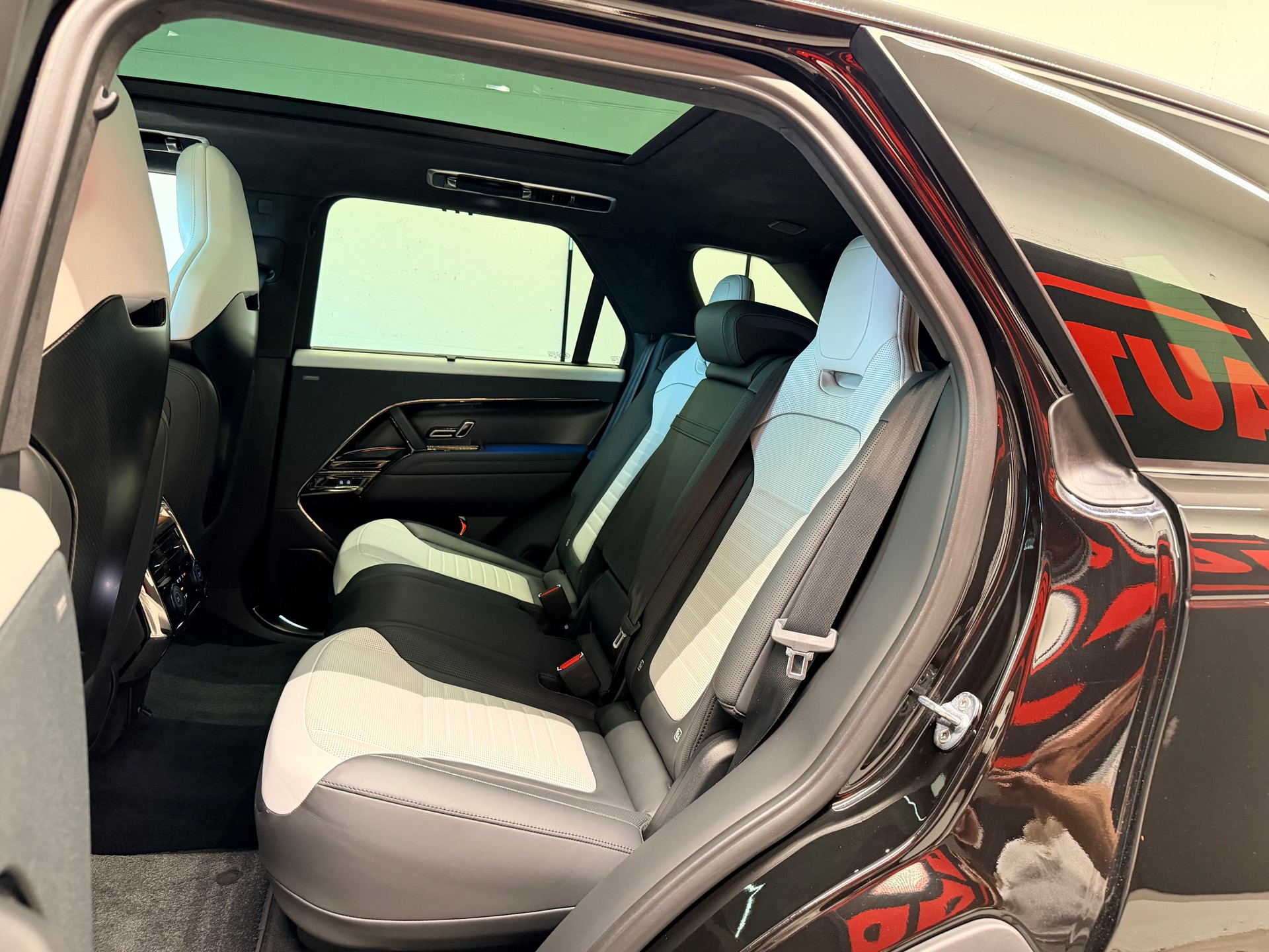 LAND ROVER Range Rover Sport P635 4.4 V8 SV Edition One-image-18