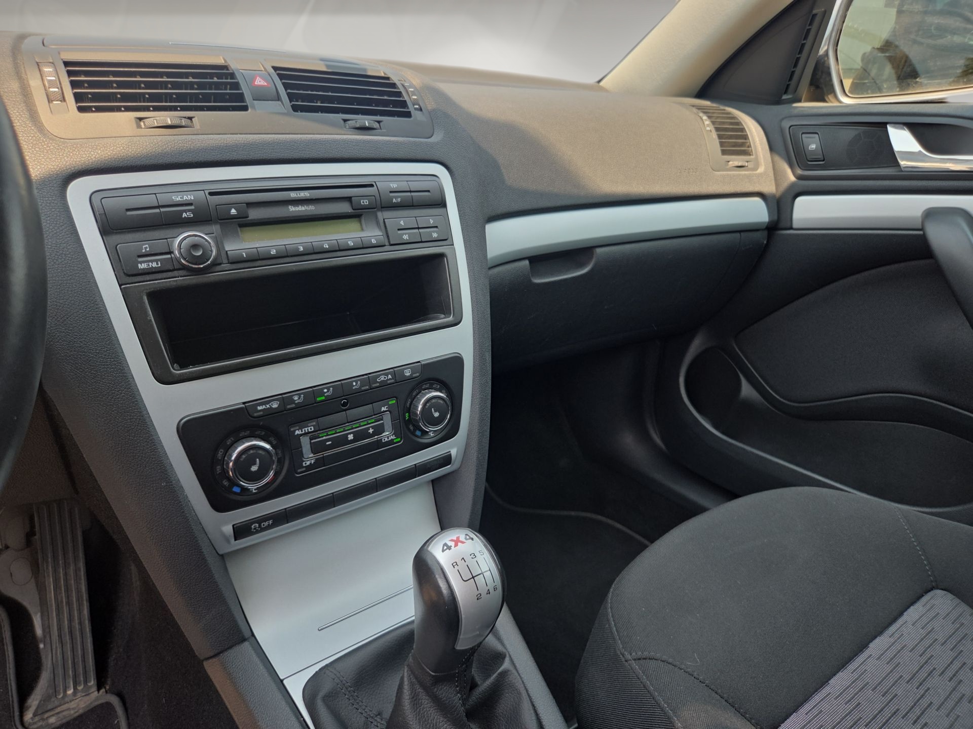 SKODA Octavia Combi 1.8 TSI Swiss Adventure 4x4-image-7