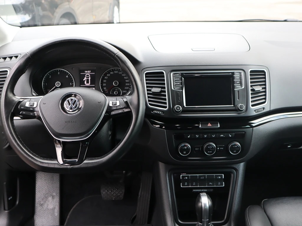 VW Sharan 2.0 TDI BMT Highline DSG ** 7-Plätzer ** Leder ** Gr.Navi mit RF-Kamera ** Xenon ** Schiebedach **-image-10