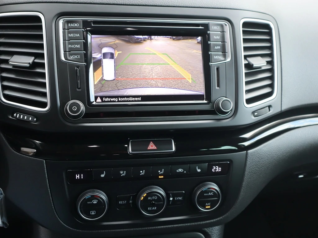 VW Sharan 2.0 TDI BMT Highline DSG ** 7-Plätzer ** Leder ** Gr.Navi mit RF-Kamera ** Xenon ** Schiebedach **-image-9