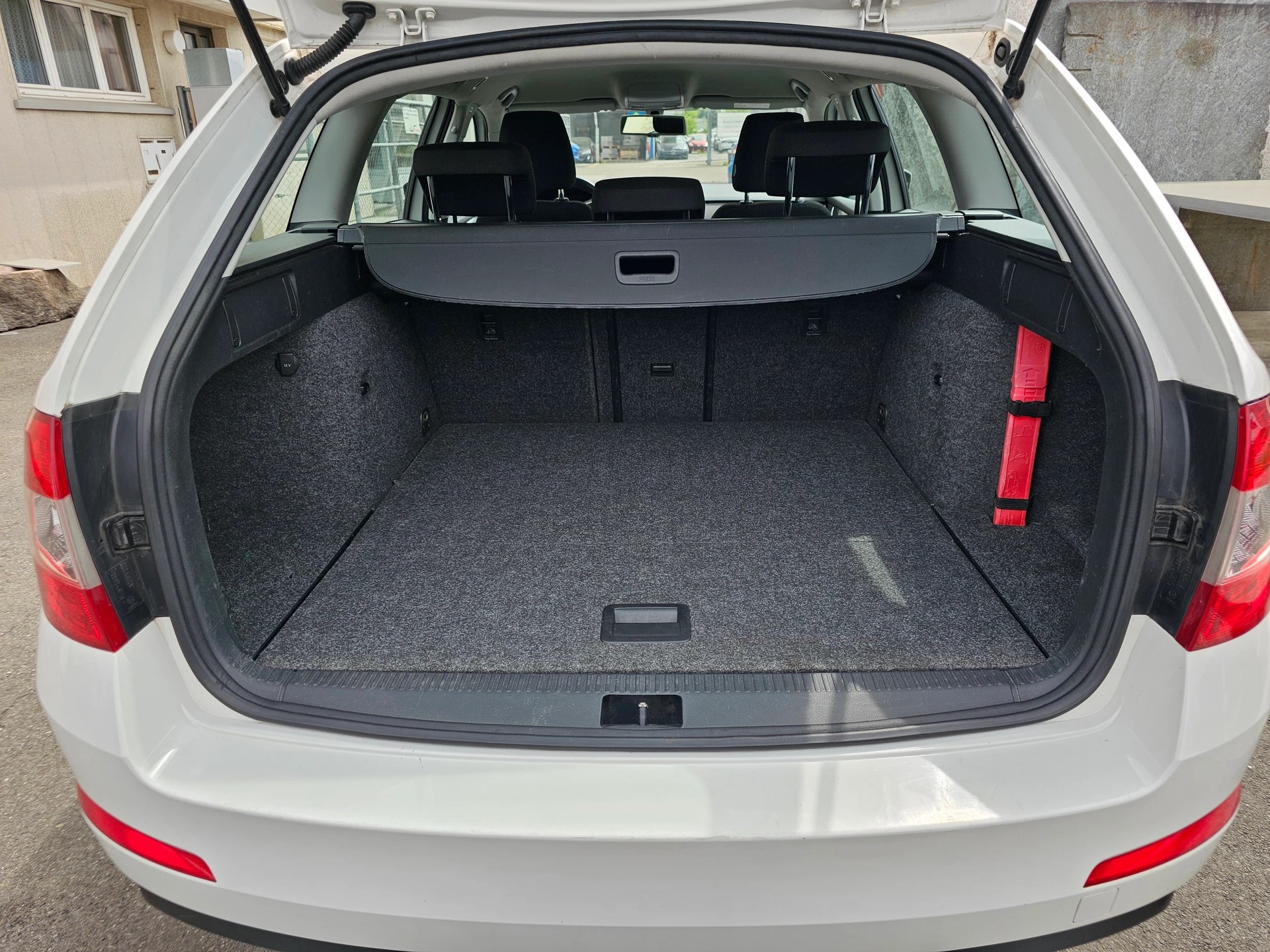 SKODA Octavia Combi 1.6 TDI Ambition DSG-image-18