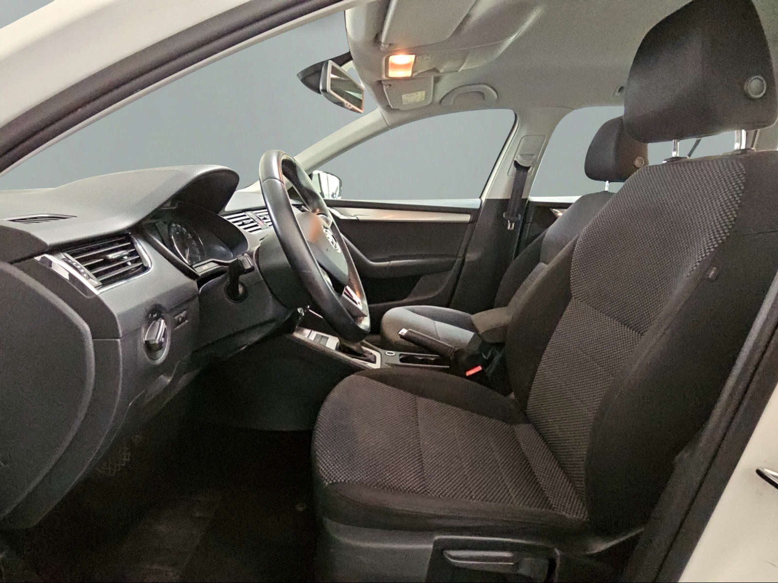 SKODA Octavia Combi 1.6 TDI Ambition DSG-image-8