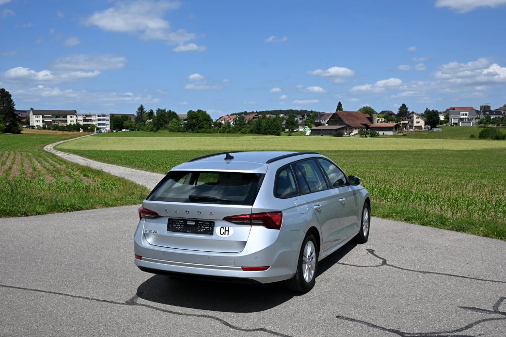 SKODA Octavia Combi 2.0 TDI DSG Ambition-image-2