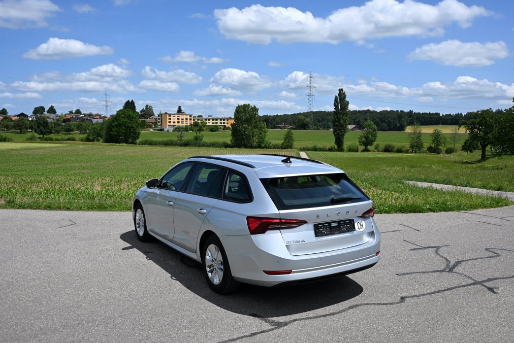 SKODA Octavia Combi 2.0 TDI DSG Ambition-image-3