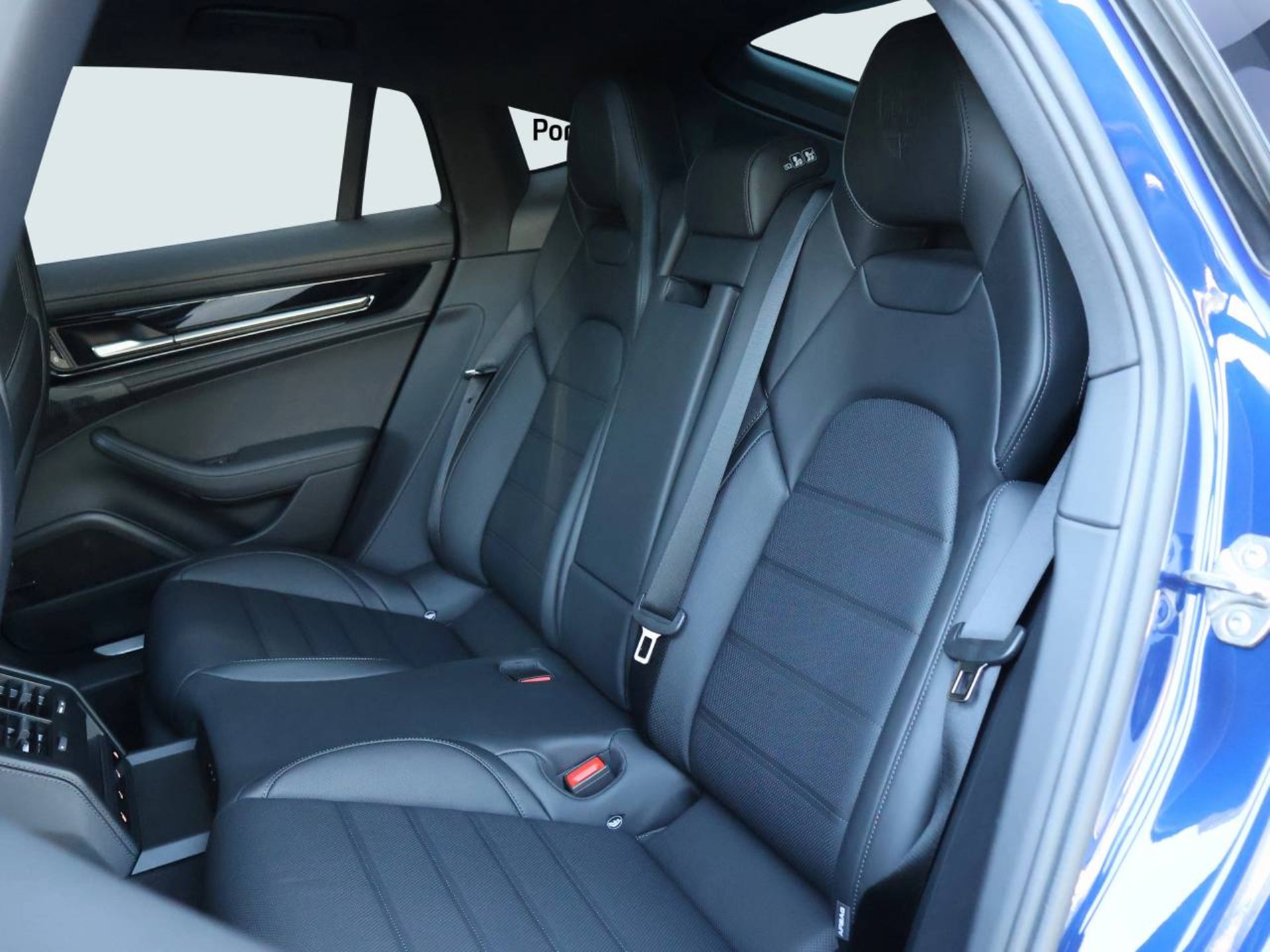 PORSCHE Panamera 4-image-16