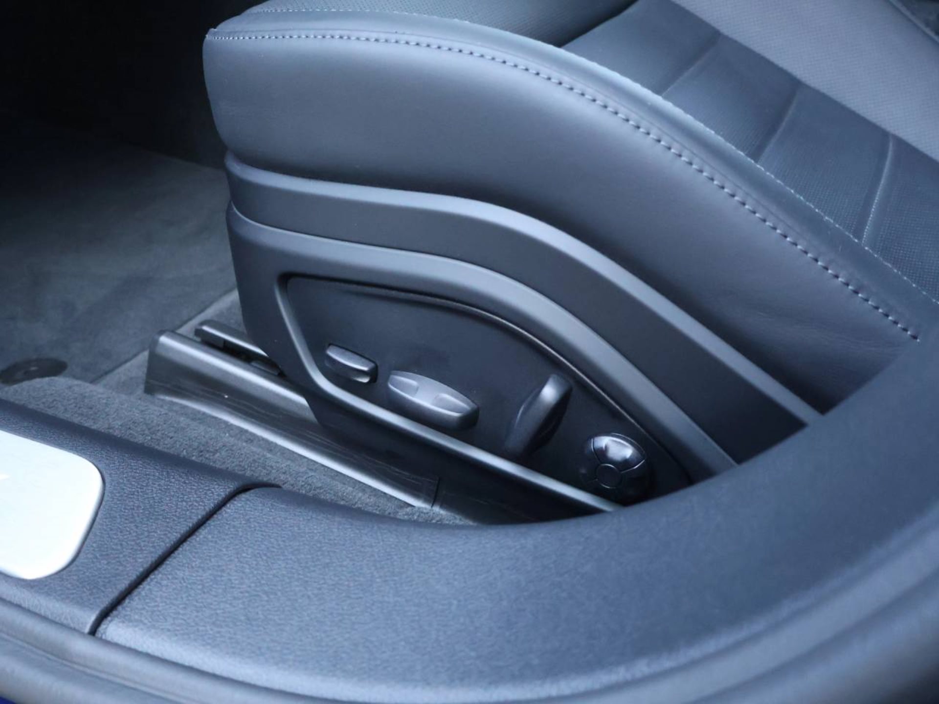 PORSCHE Panamera 4-image-27