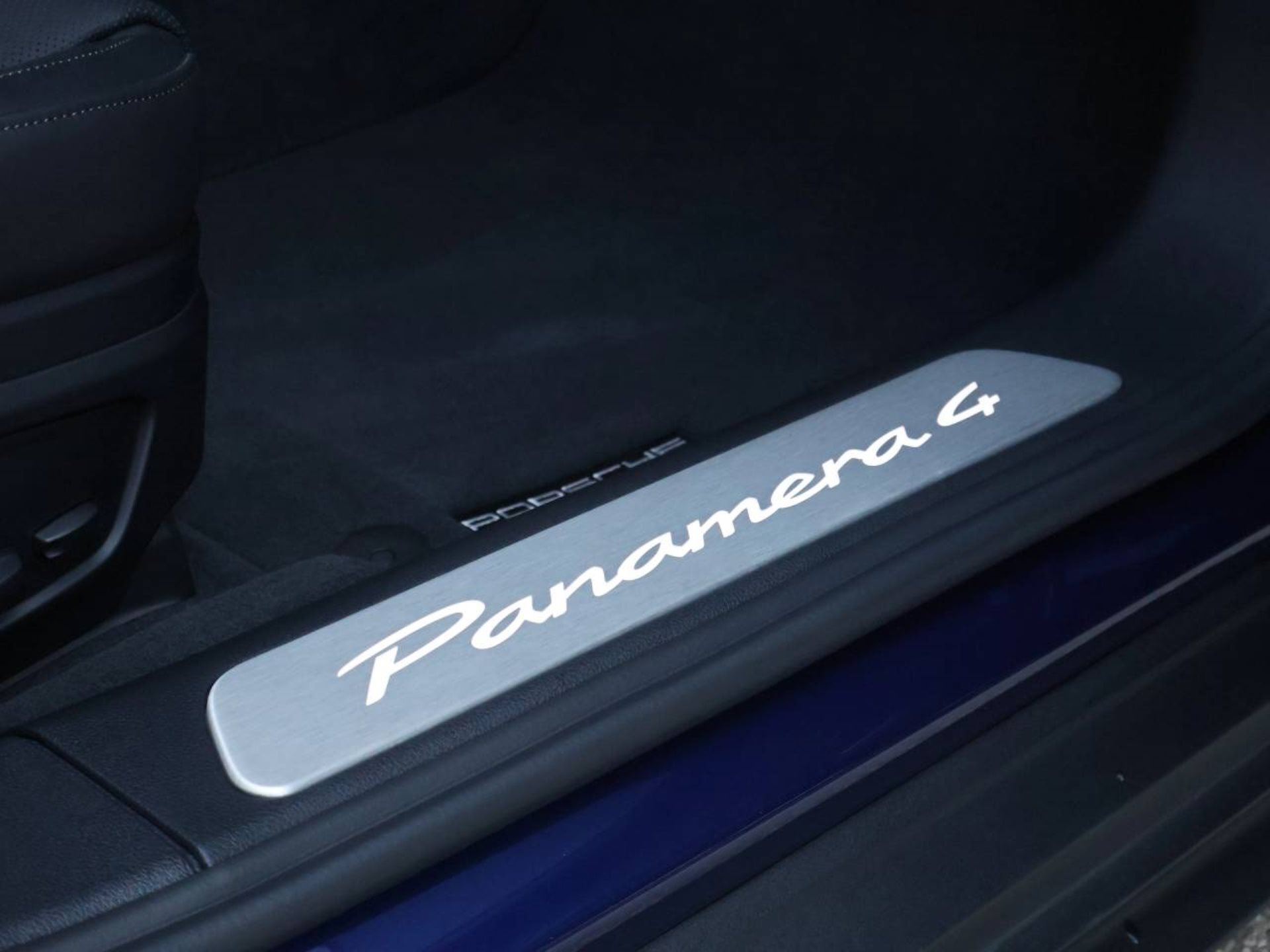 PORSCHE Panamera 4-image-31