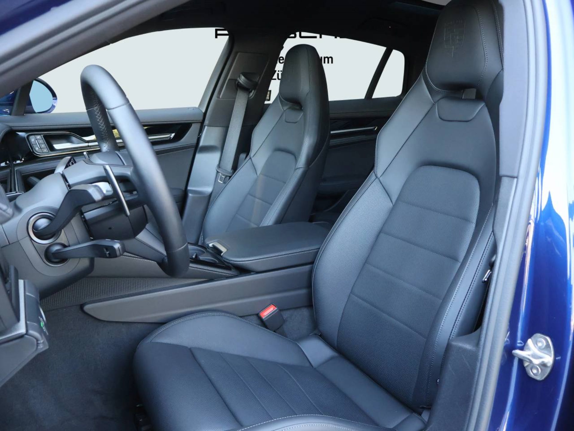 PORSCHE Panamera 4-image-4