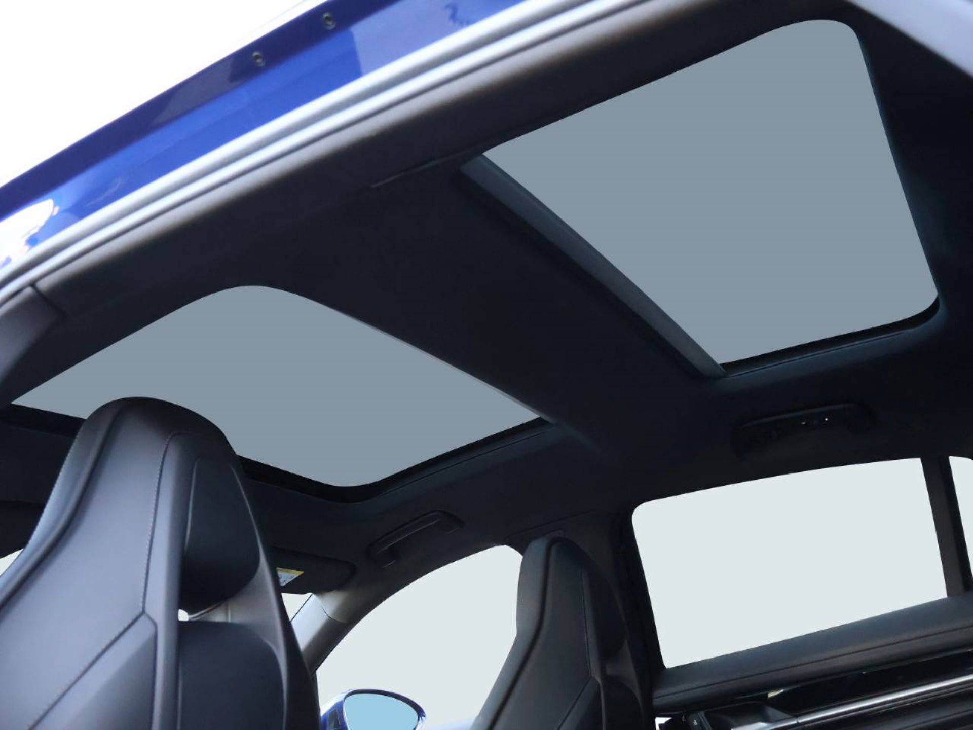 PORSCHE Panamera 4-image-17