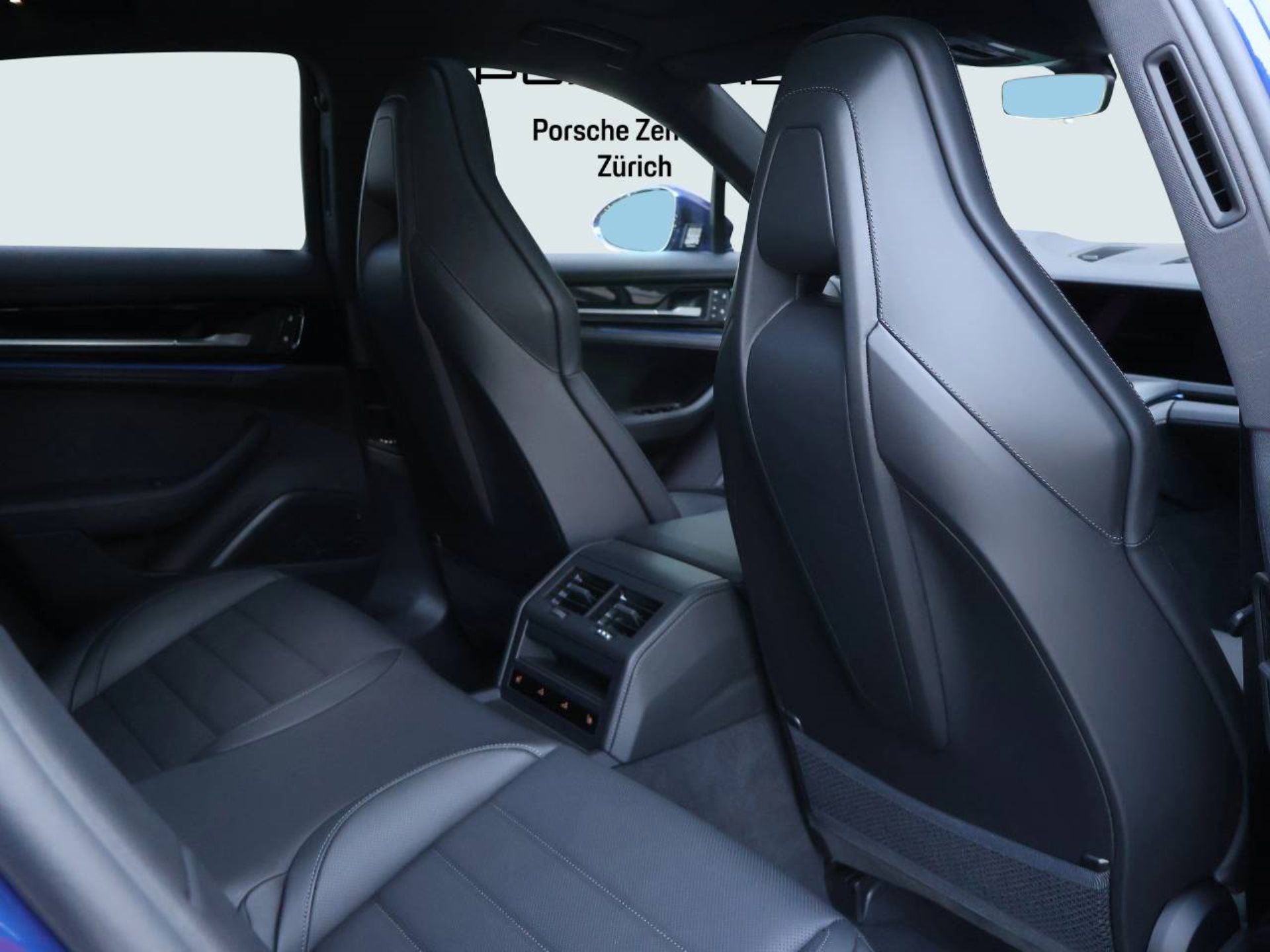 PORSCHE Panamera 4-image-14