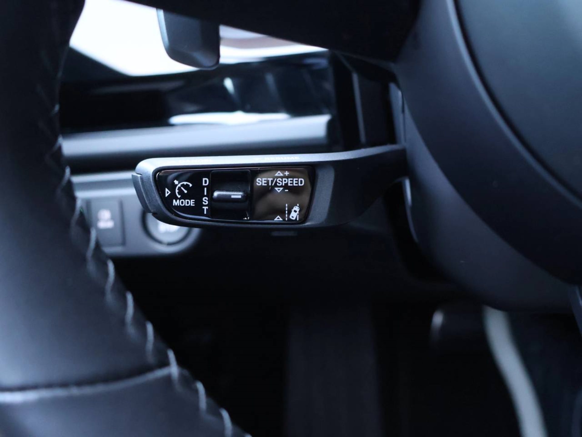 PORSCHE Panamera 4-image-25
