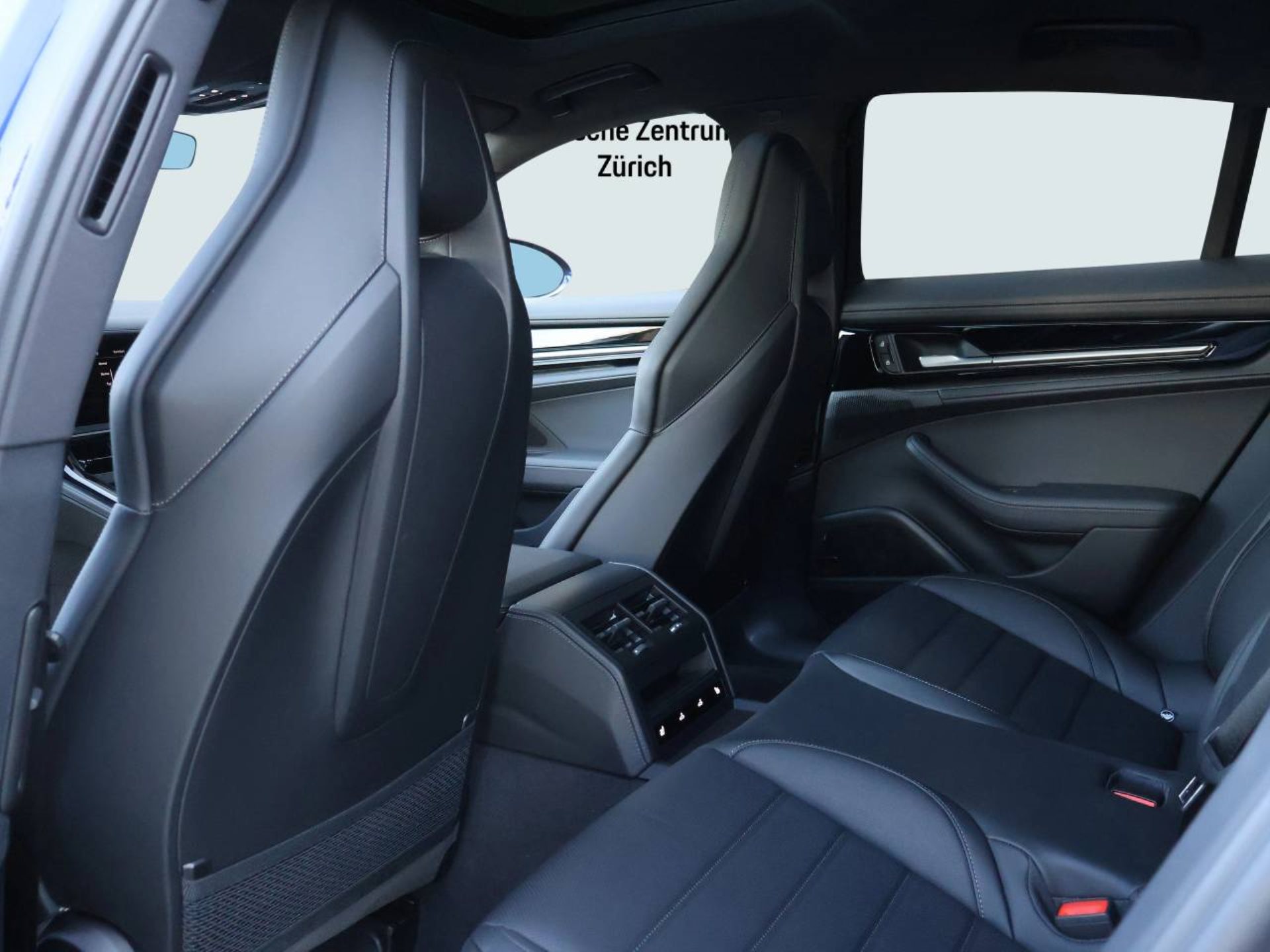 PORSCHE Panamera 4-image-15