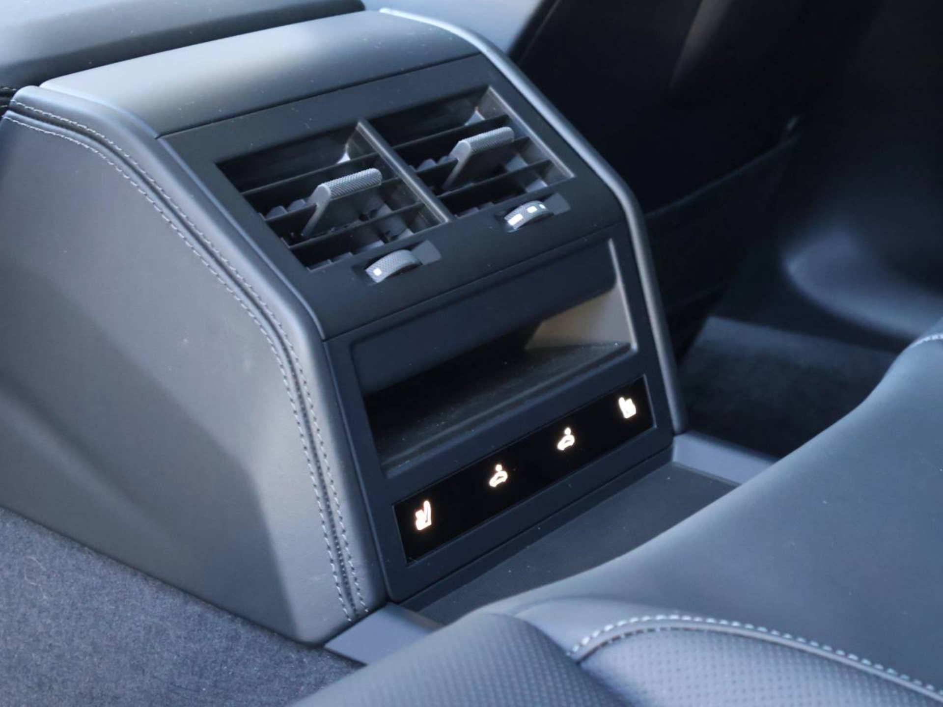 PORSCHE Panamera 4-image-32