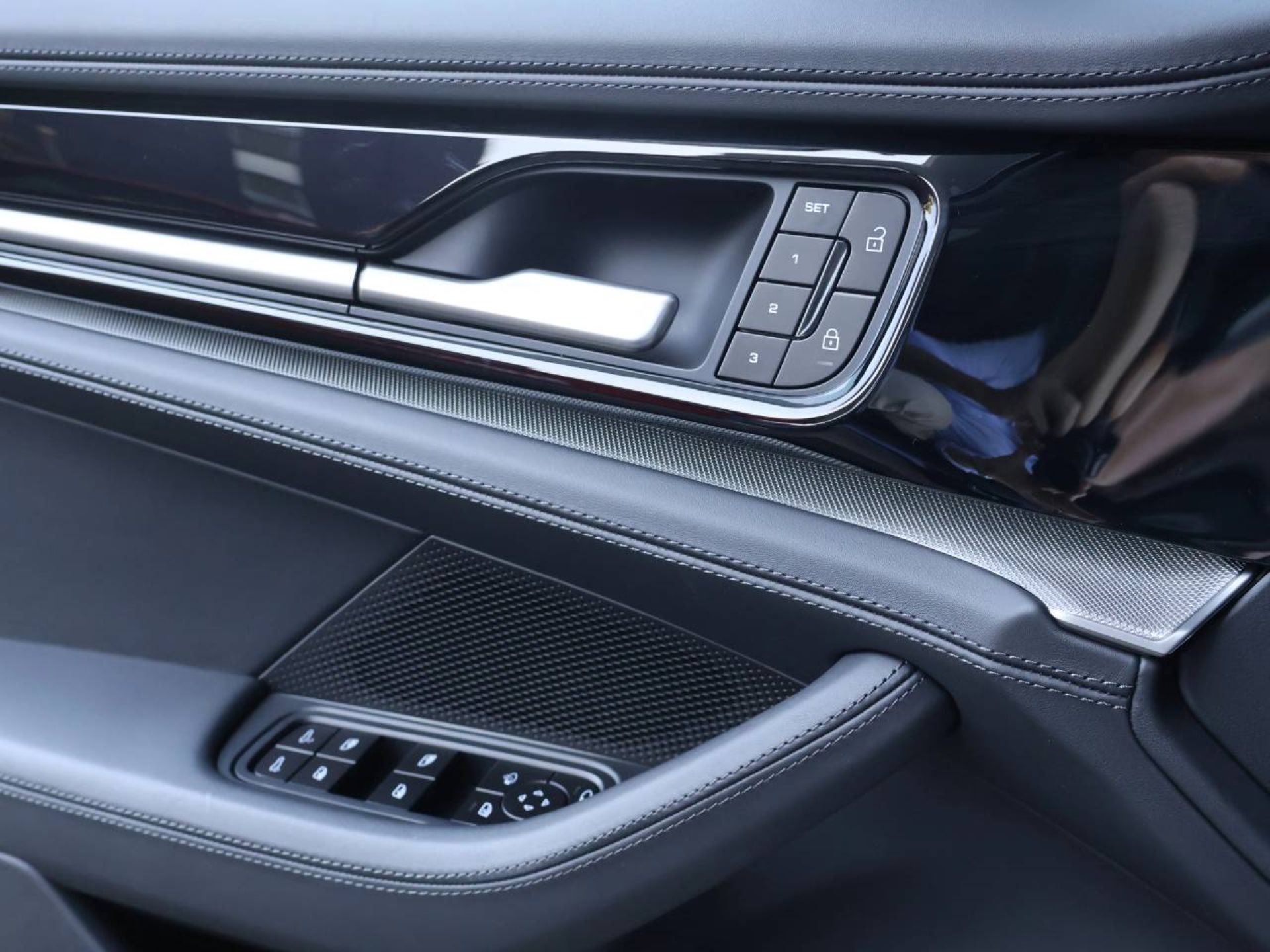 PORSCHE Panamera 4-image-28