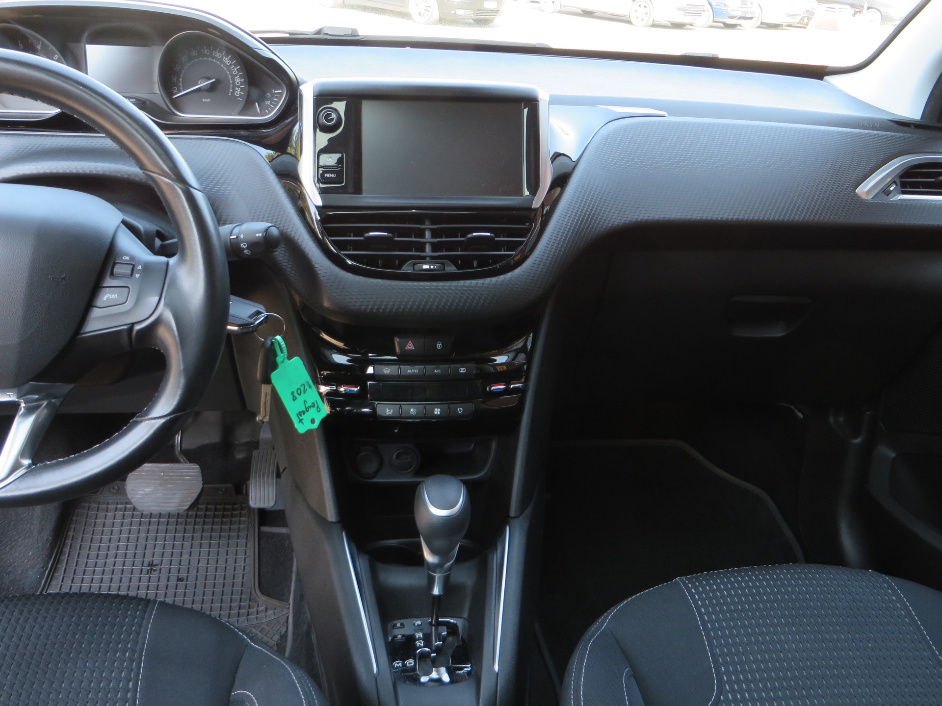 PEUGEOT 208 1.2 PureTech Tech Edition EAT6-image-7